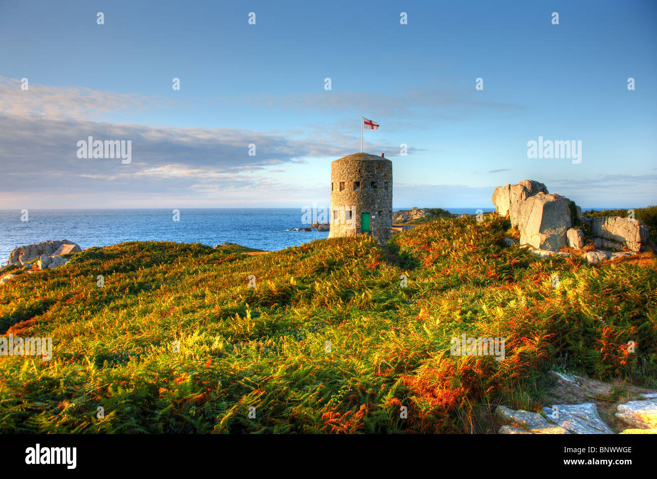 Torri di avvistamento, alla costa nord dell'isola di Guernsey, chiamato Martello torri. Guernsey, Isole del Canale, Regno Unito, Europa Foto Stock