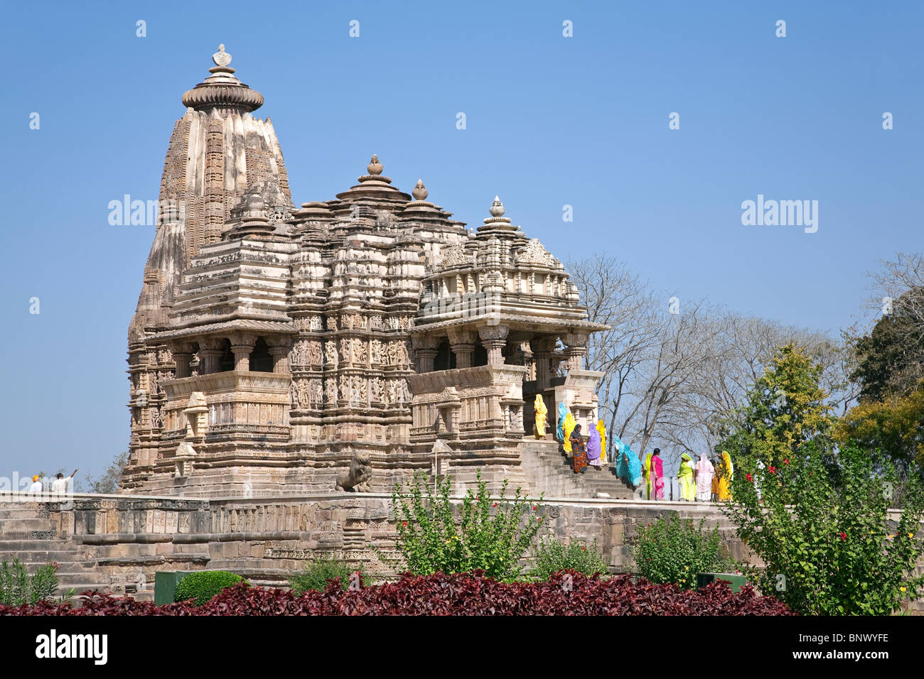 Le donne indiane visitando il Tempio Jagadambi. Khajuraho. India Foto Stock