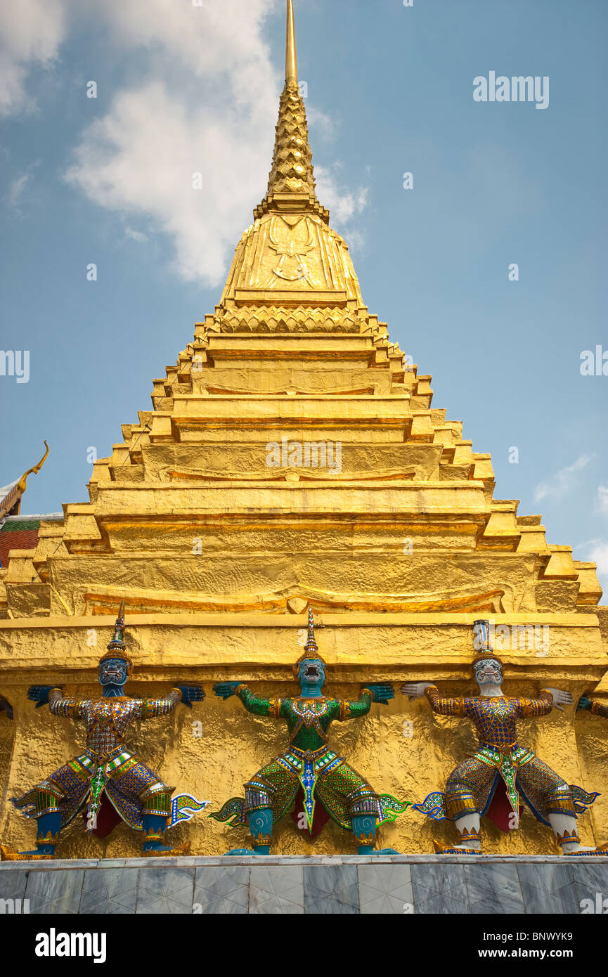 Figure scolpite incarto di una golden chedi al Grand Palace, Bangkok, Thailandia, Asia Foto Stock