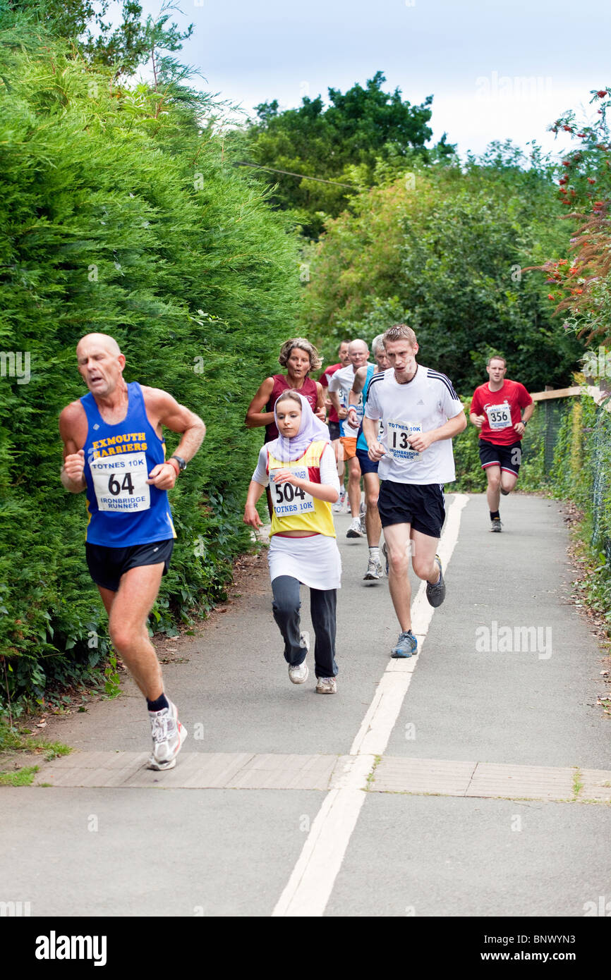 Totnes 10K Fun RUN 2010 in avvicinamento a Borough Park, Totnes, Devon, Inghilterra, Regno Unito Foto Stock