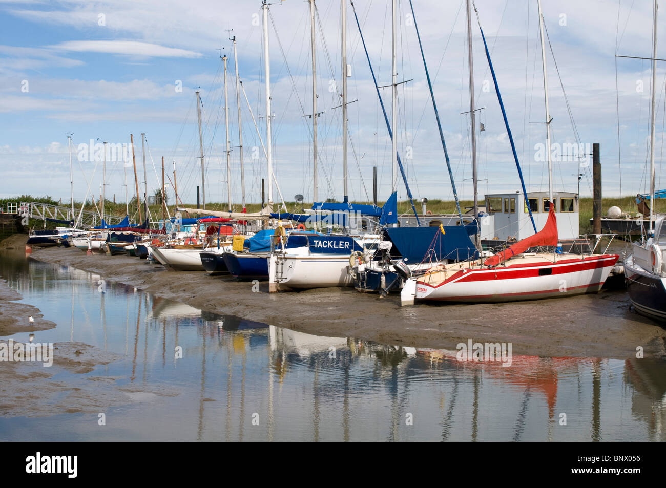 Barche sul fango a bassa marea in swale marina conyer creek Foto Stock