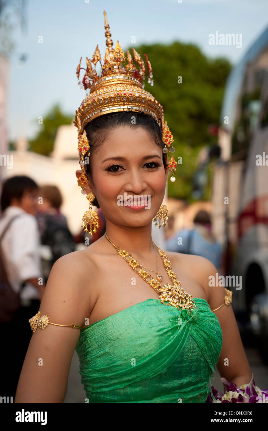 Donna Thai in abito tradizionale saluto gli ospiti al Siam Niramit, Bangkok, Thailandia, Asia Foto Stock