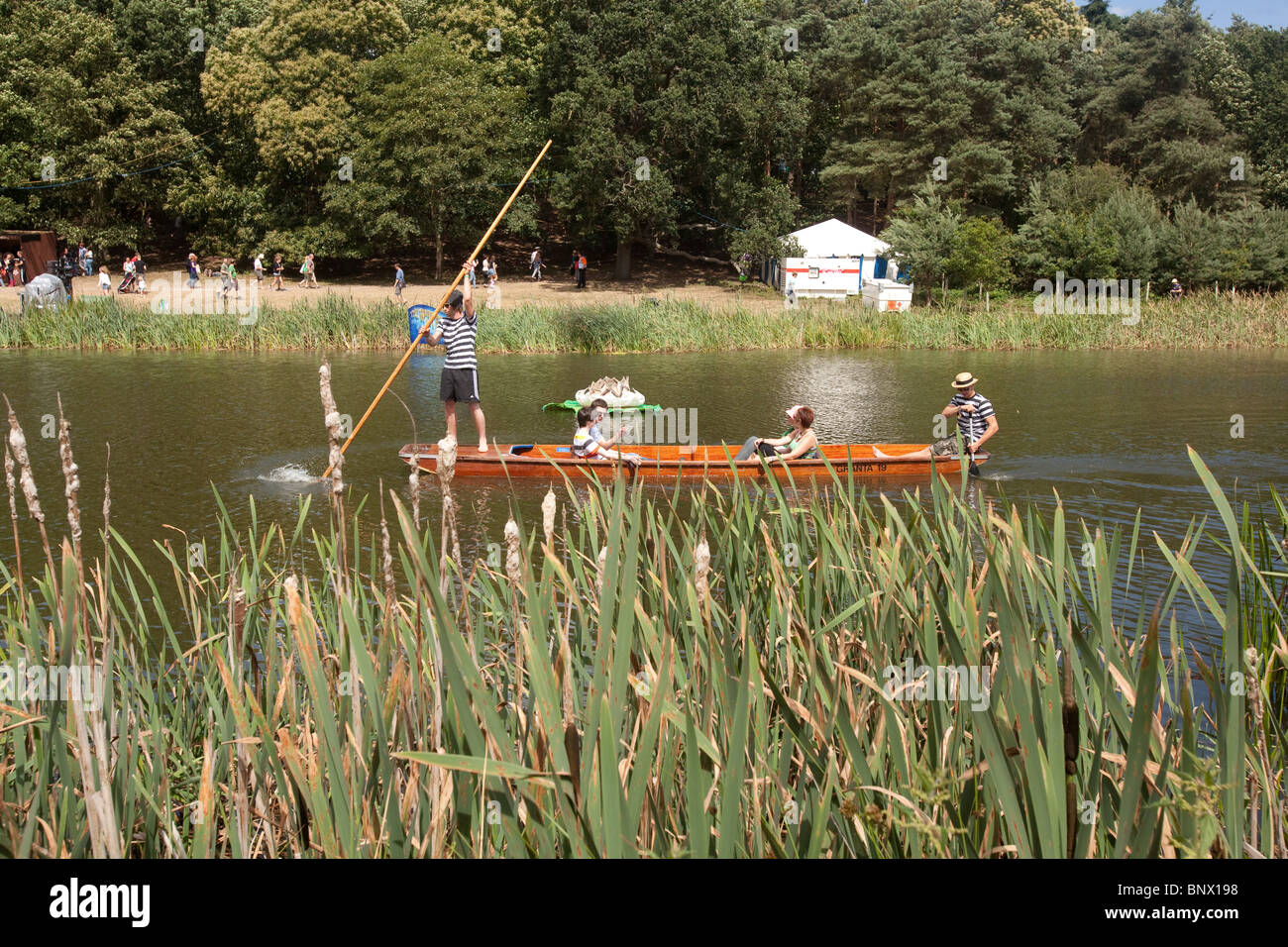 Punting sul lago presso il festival di Latitude,Henham Park, Suffolk, Inghilterra. Foto Stock