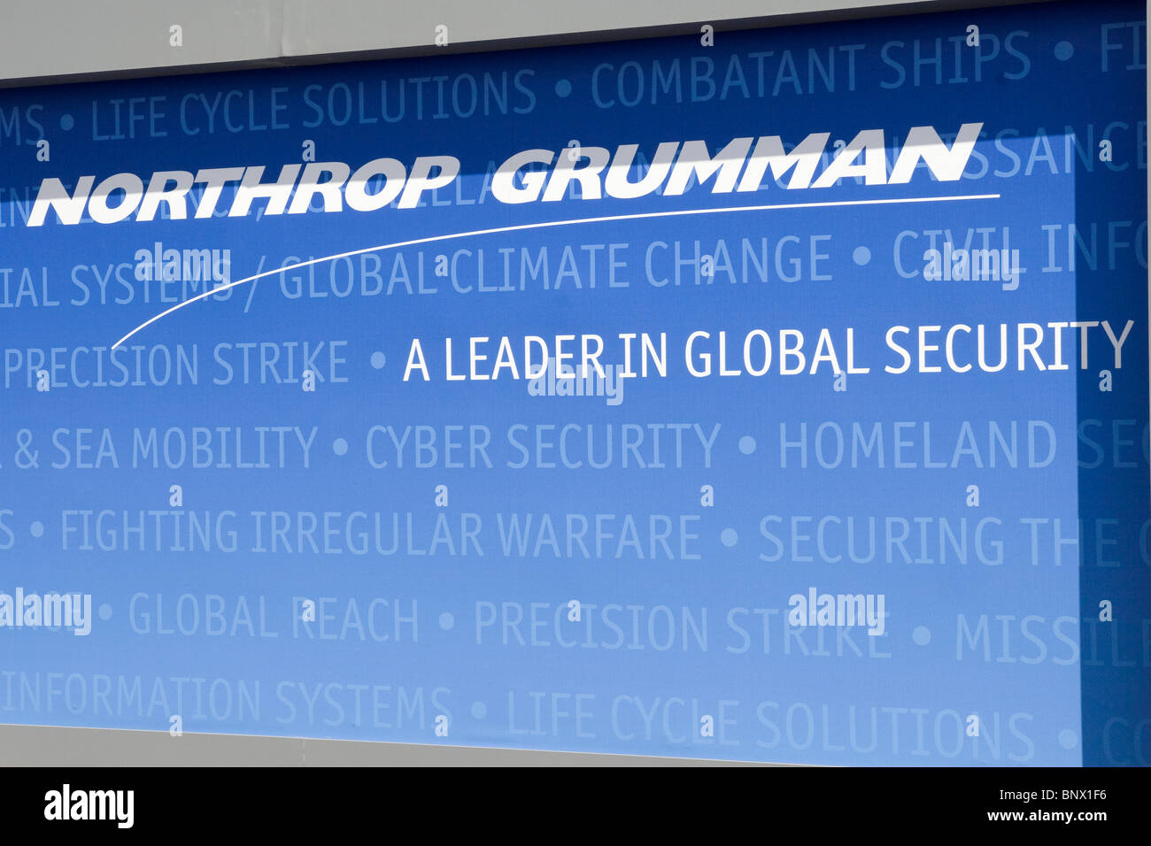 Northrop Grumman logo aziendale su exhibition hall a Farnborough International Air Show 2010 Gran Bretagna Foto Stock
