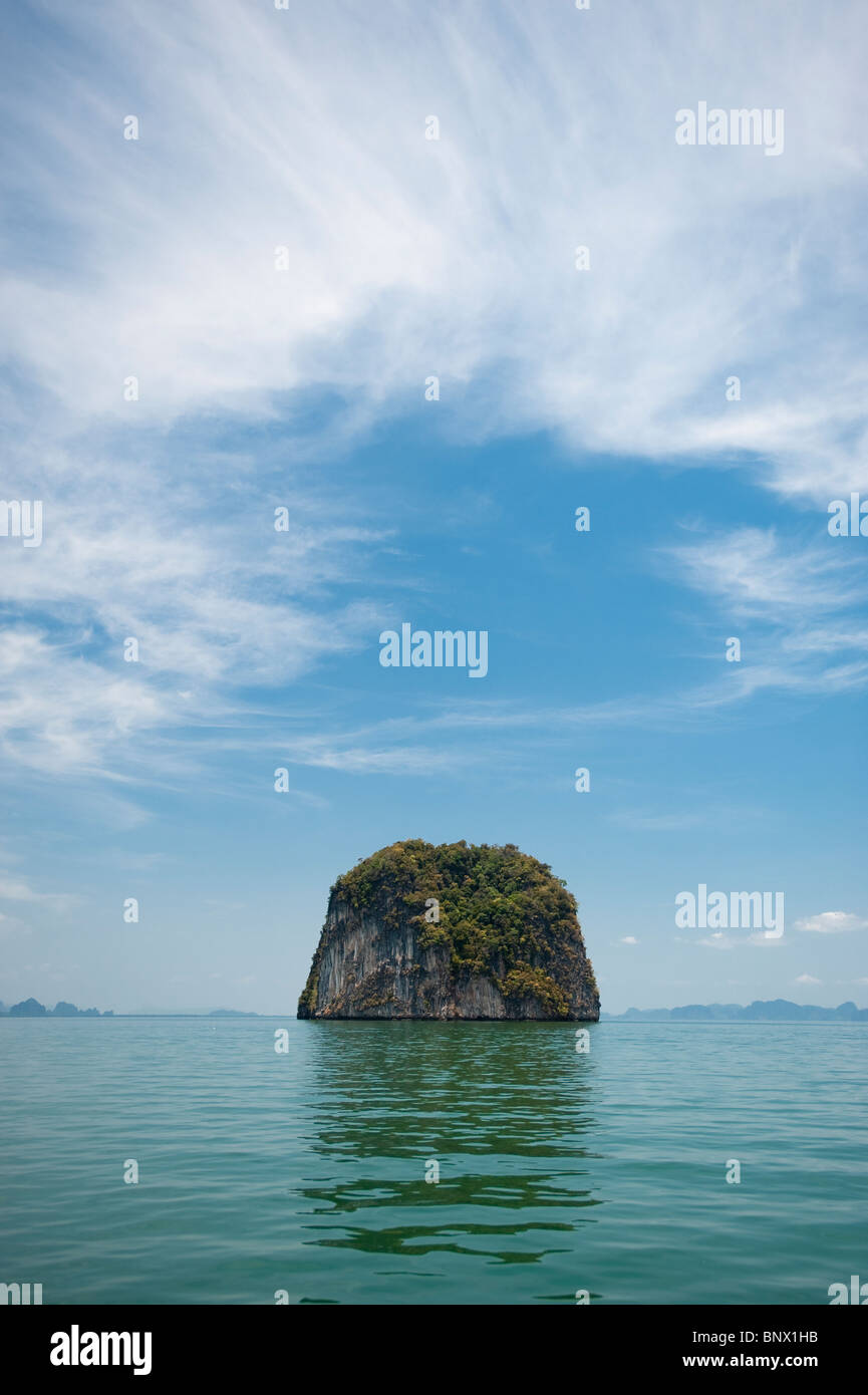 Insolito, calcare o carso, isole nella Baia di Phang Nga, Thailandia Foto Stock