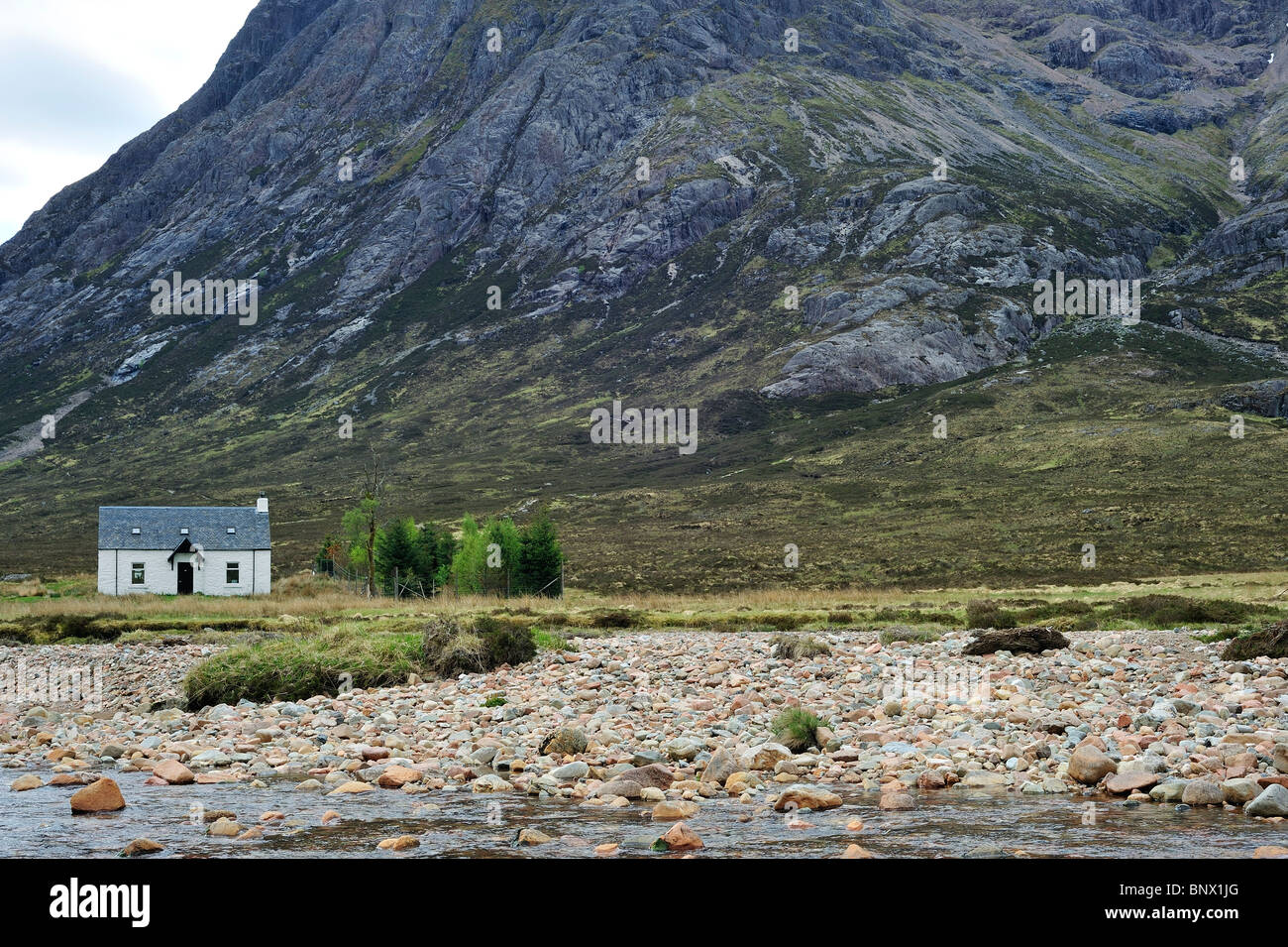 Lagangarbh capanna in Glen Coe, con il Buachaille Etive Mor dietro, Highlands, Scotland, Regno Unito Foto Stock