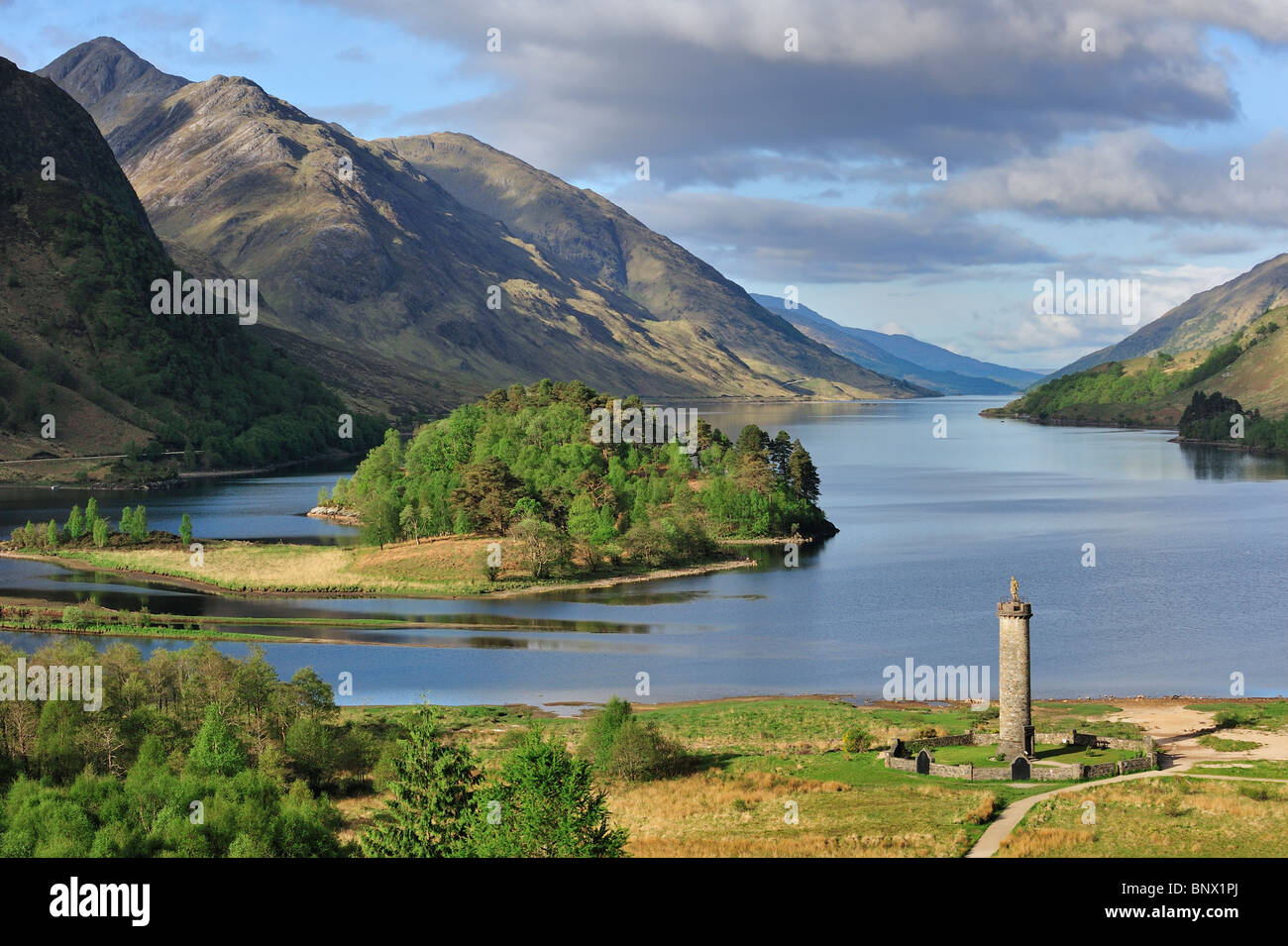 Il monumento di Glenfinnan sulle rive di Loch Shiel, eretta nel 1815, Lochaber, Highlands, Scotland, Regno Unito Foto Stock