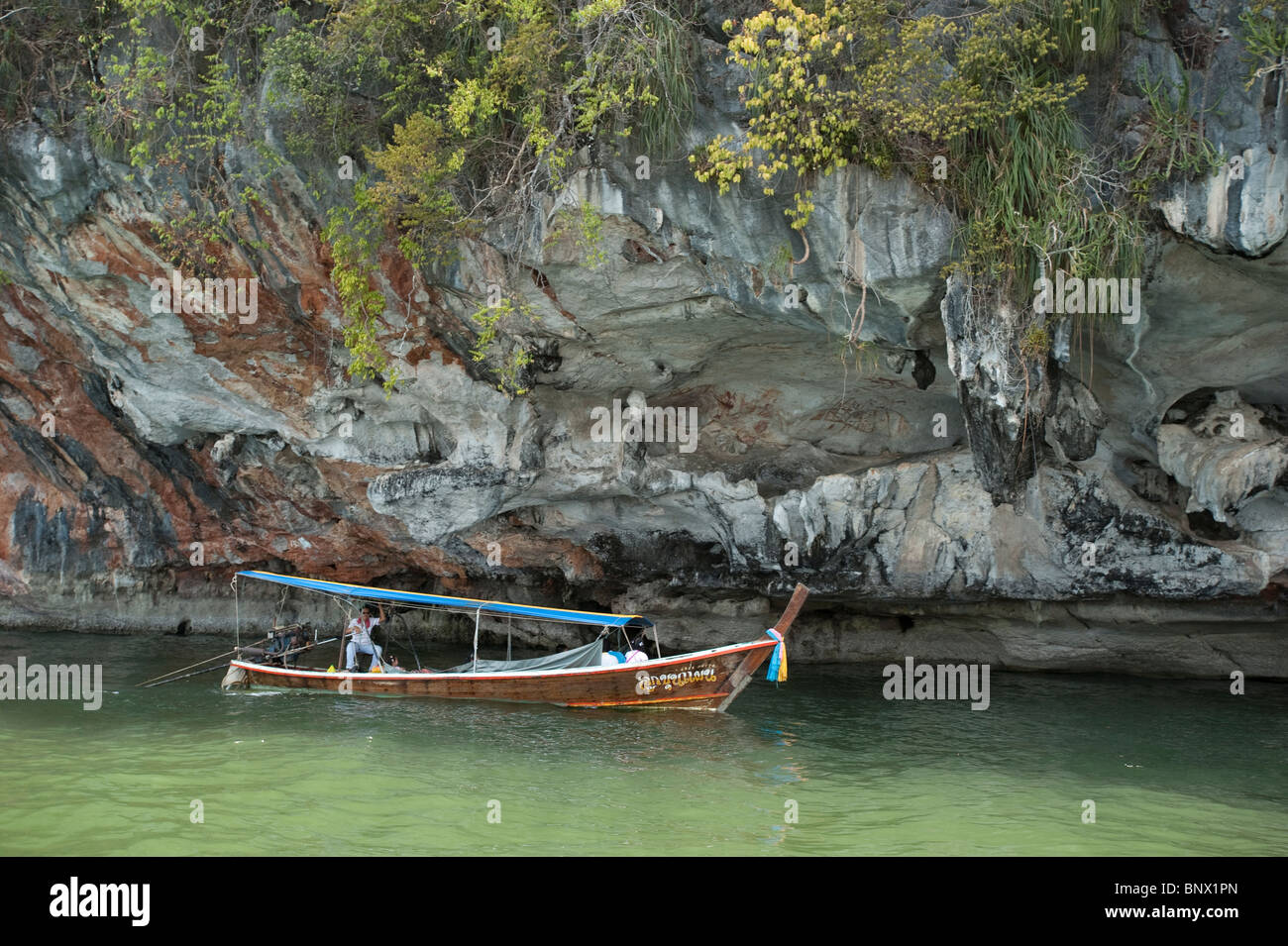 Pitture preistoriche su una sporgenza di un insolito, calcare o carso, isole nella Baia di Phang Nga, Thailandia Foto Stock