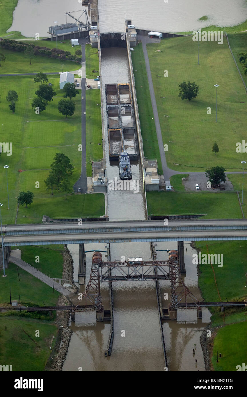 Vista aerea al di sopra delle chiatte in movimento attraverso i blocchi a Fiume Mississippi Baton Rouge Louisiana Foto Stock