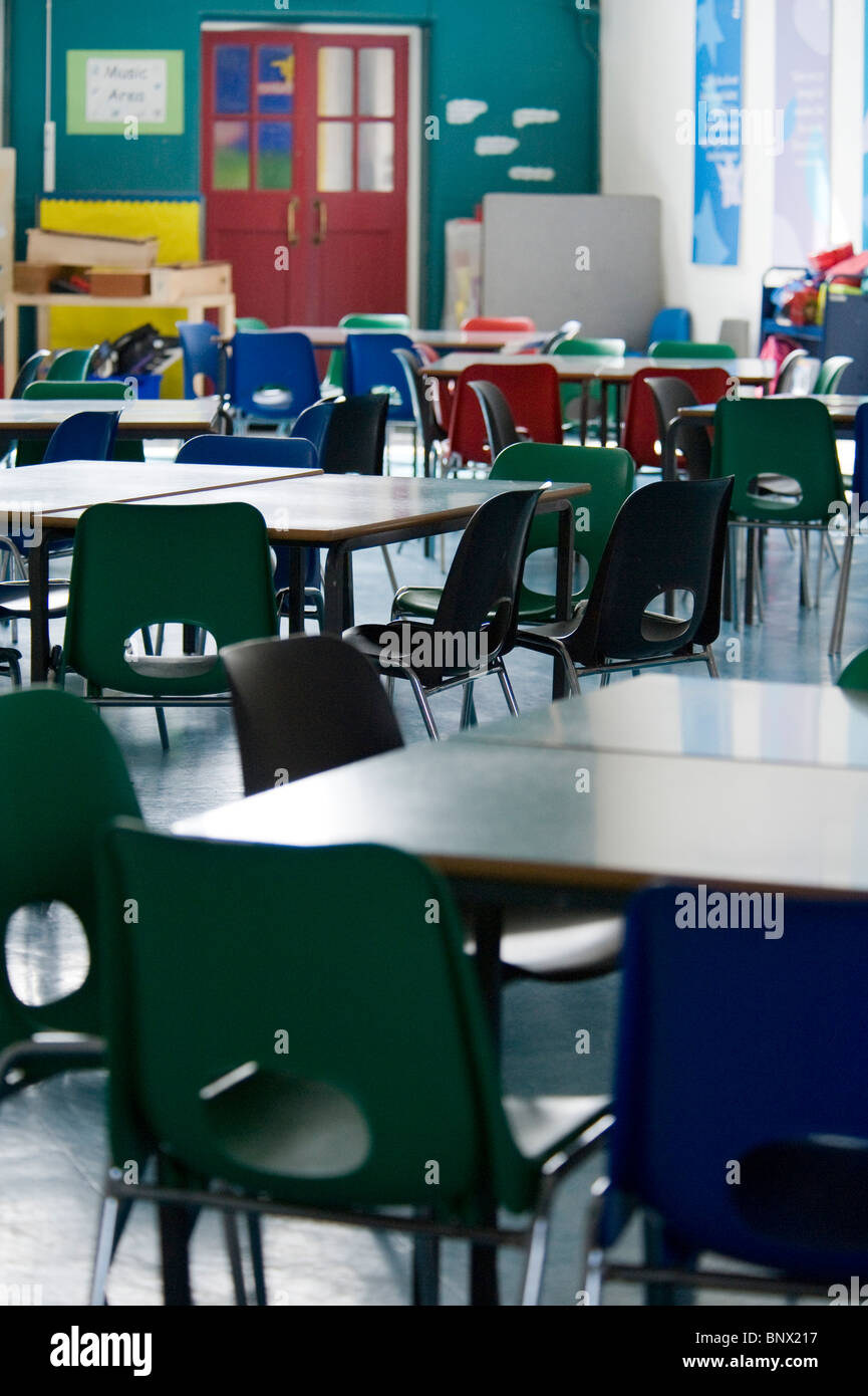 Le sedie e i tavoli in un vuoto di mensa scolastica. Foto Stock