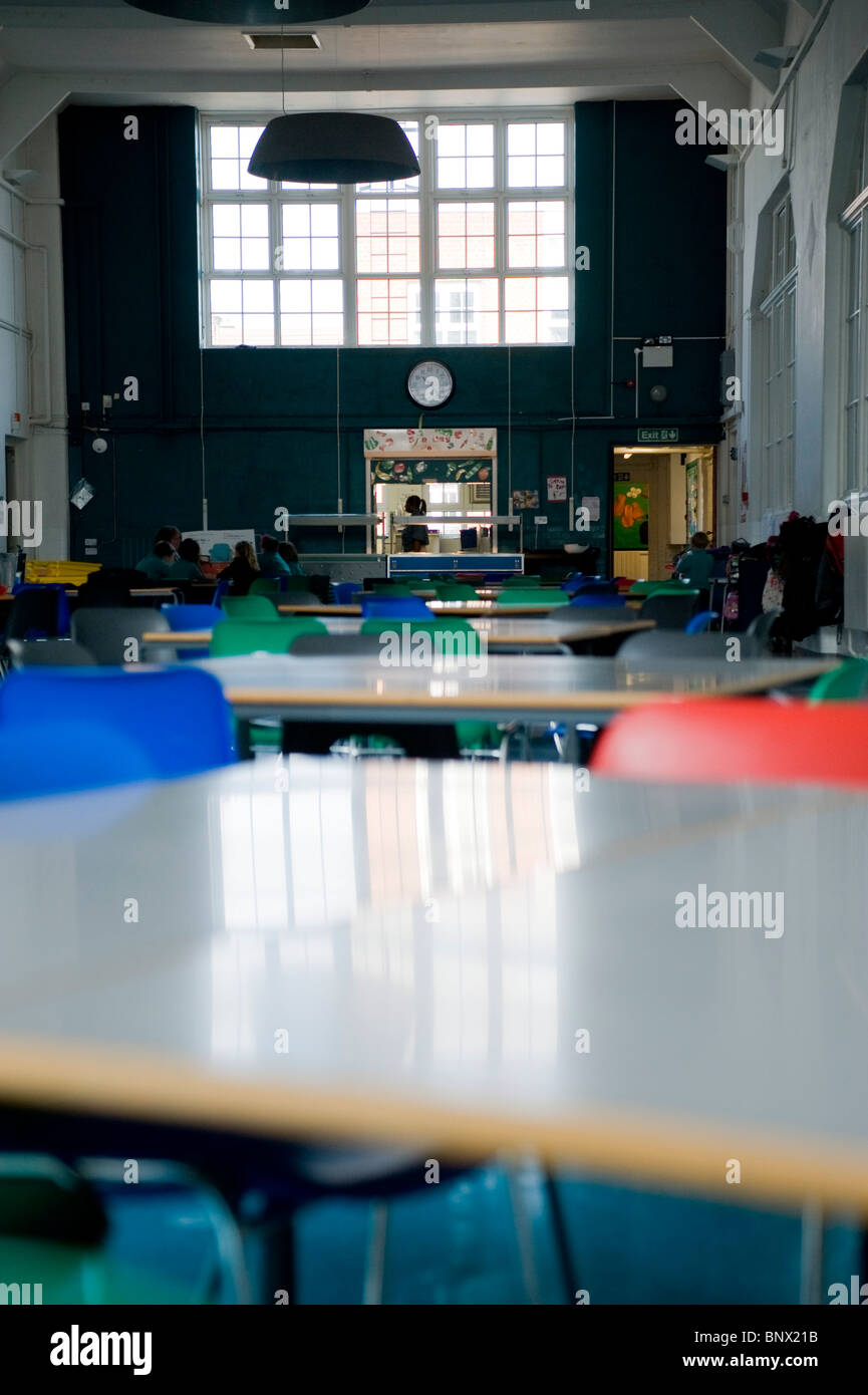 Le sedie e i tavoli in un vuoto di mensa scolastica. Foto Stock