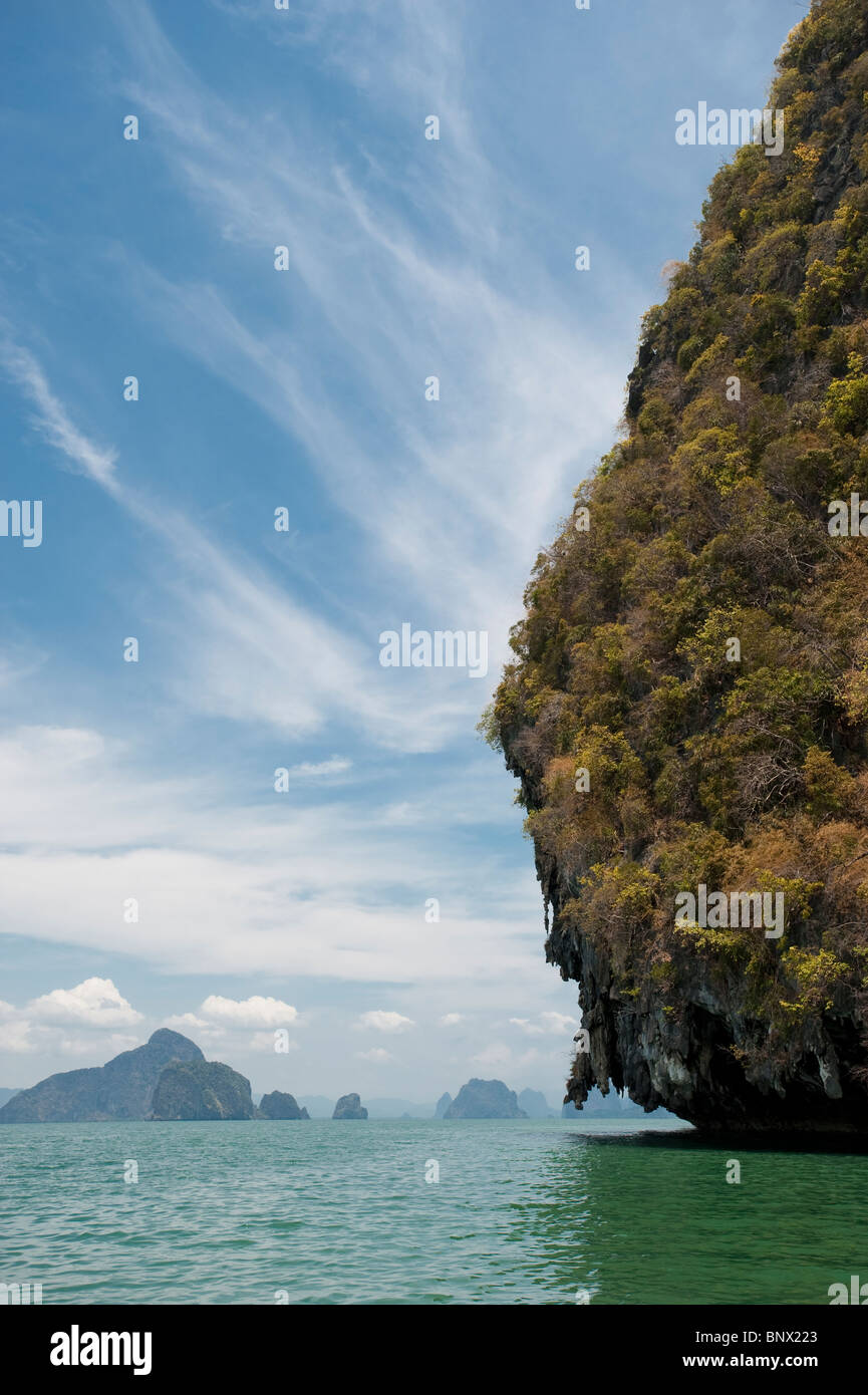 Insolito, calcare o carso, isole nella Baia di Phang Nga, Thailandia Foto Stock