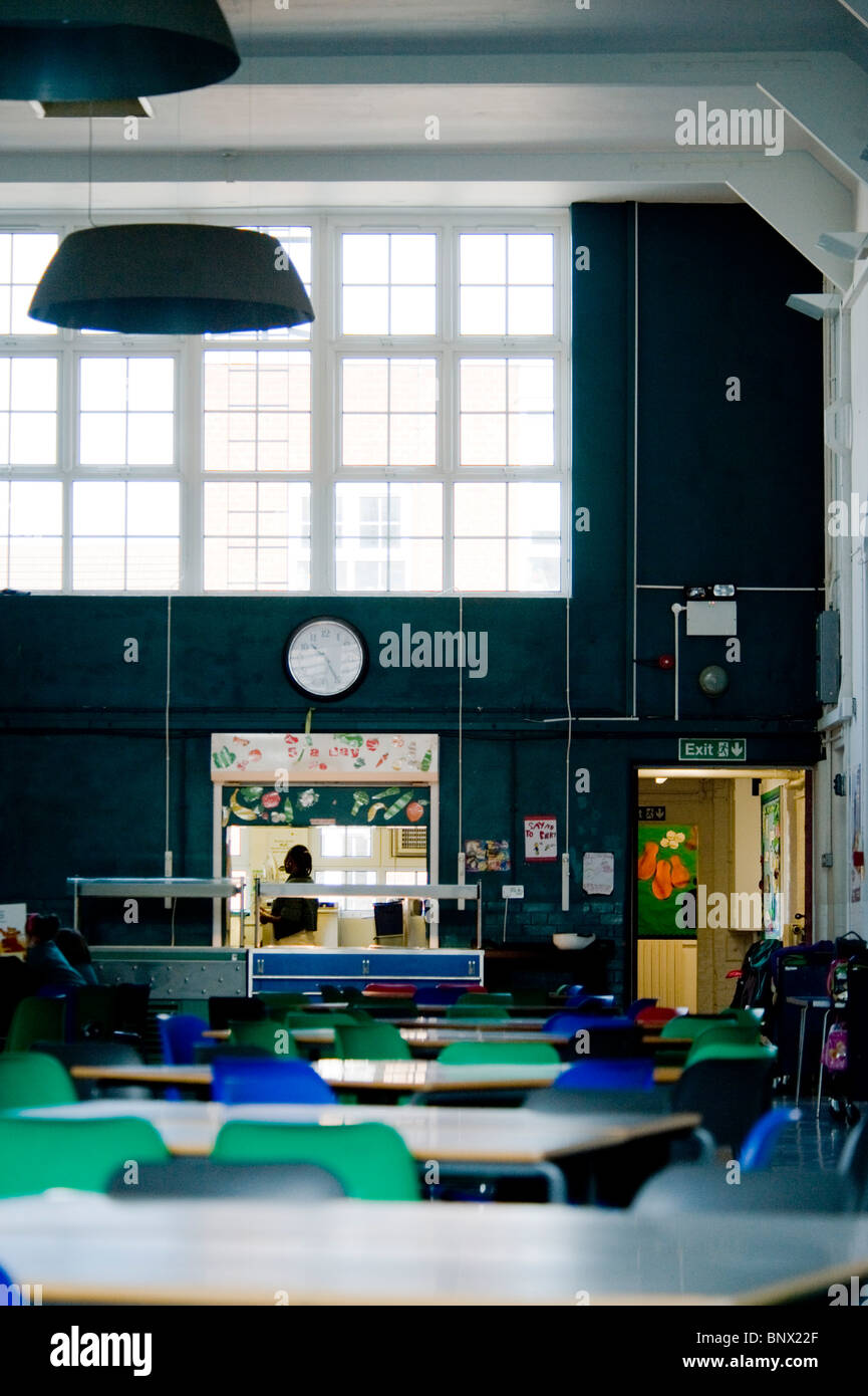 Le sedie e i tavoli in un vuoto di mensa scolastica. Foto Stock
