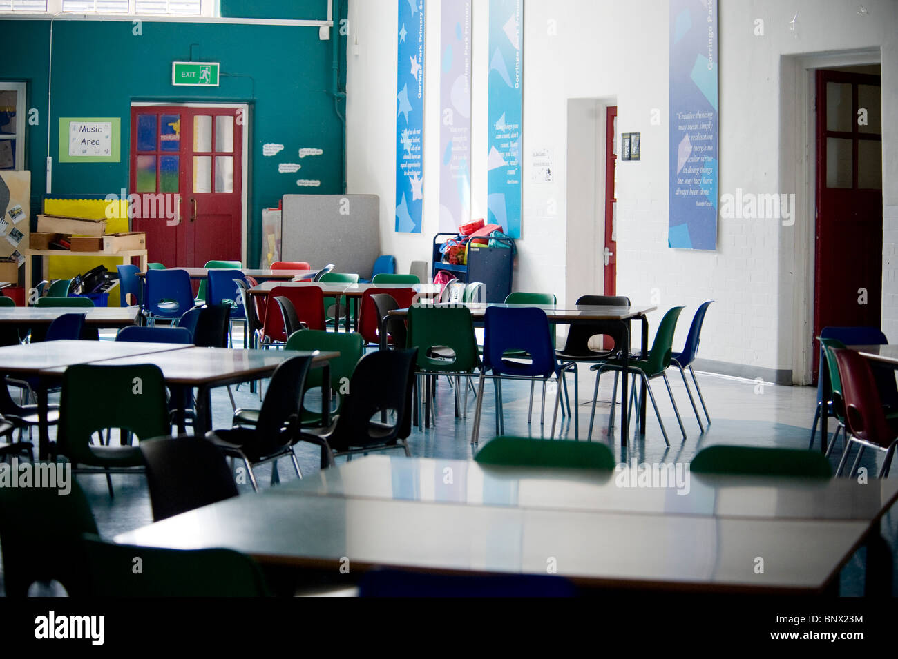 Le sedie e i tavoli in un vuoto di mensa scolastica. Foto Stock