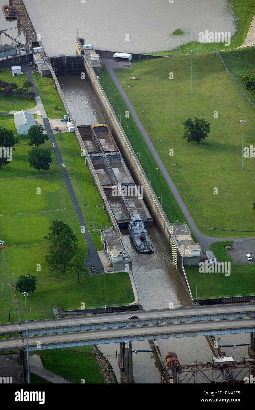 Vista aerea al di sopra delle chiatte muovendosi attraverso Port Allen blocca al fiume Mississippi Louisiana Foto Stock