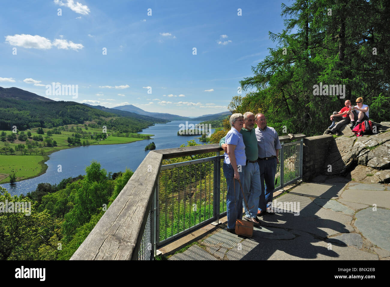 I turisti che cercano sul Loch Tummel dalla Queen's View near Pitlochry in Perth and Kinross, Scotland, Regno Unito Foto Stock