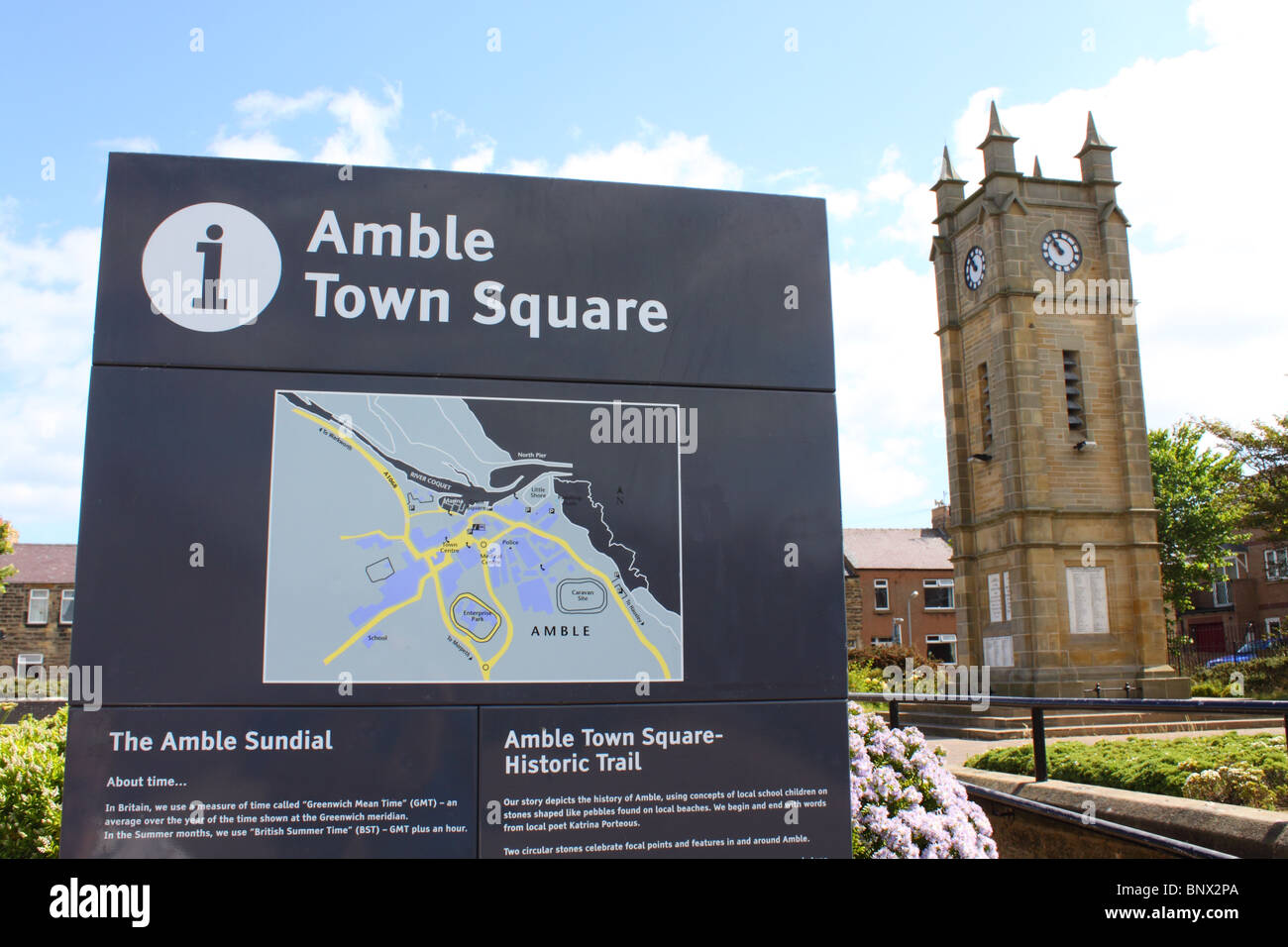 Ampio Town Square e la Torre dell Orologio, Northumberland, England, Regno Unito Foto Stock