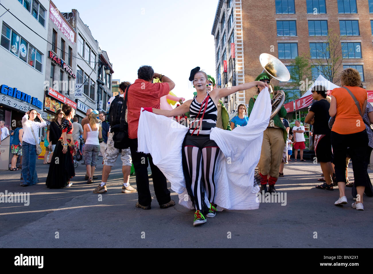 Personaggio femminile camminando sulla strada Ste-Catherine durante il giusto per Ride Festival di Montreal, Quebec, Canada. Foto Stock