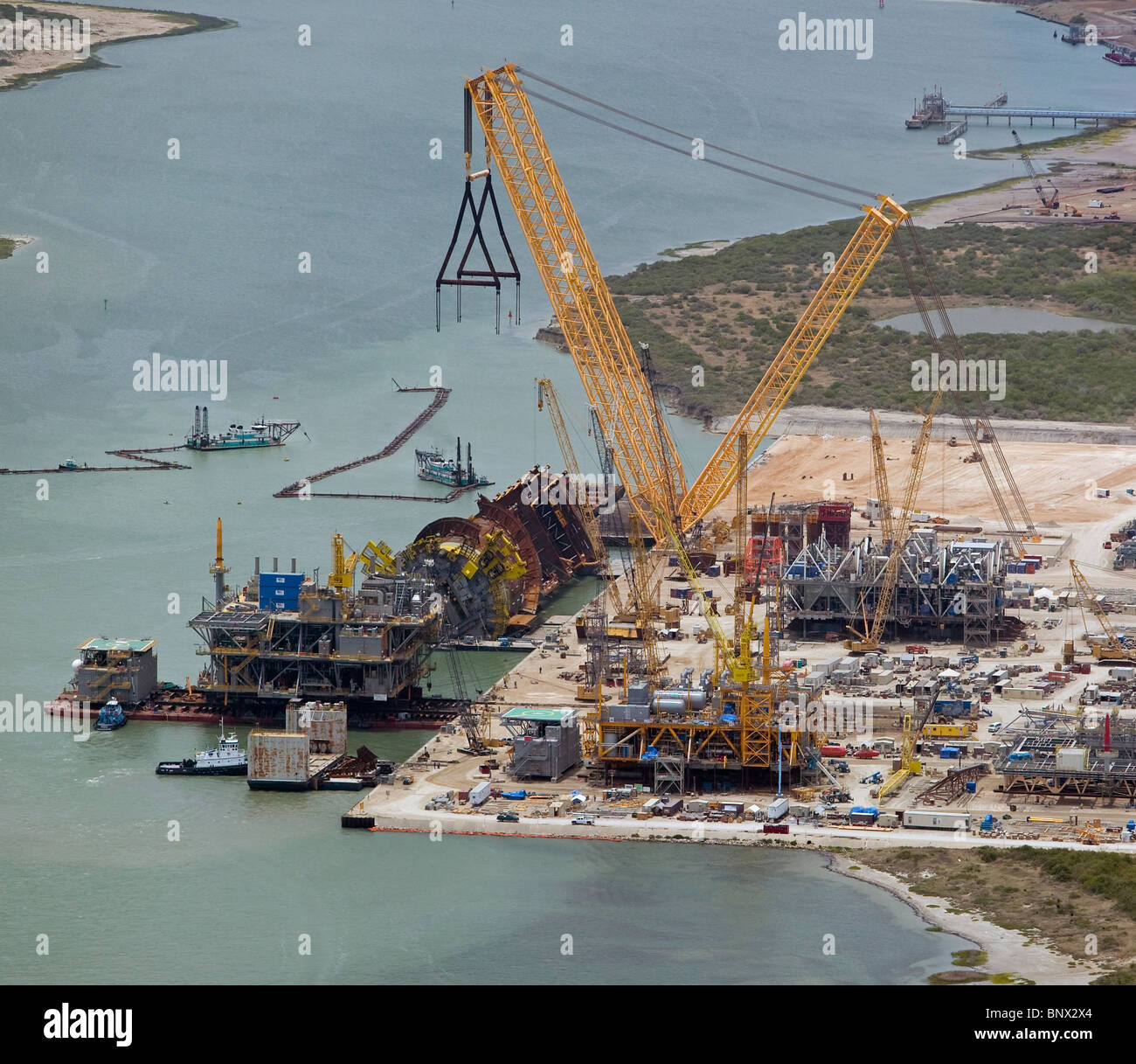 Vista aerea sopra olio offshore della costruzione della piattaforma di Golfo del Messico in Texas Foto Stock