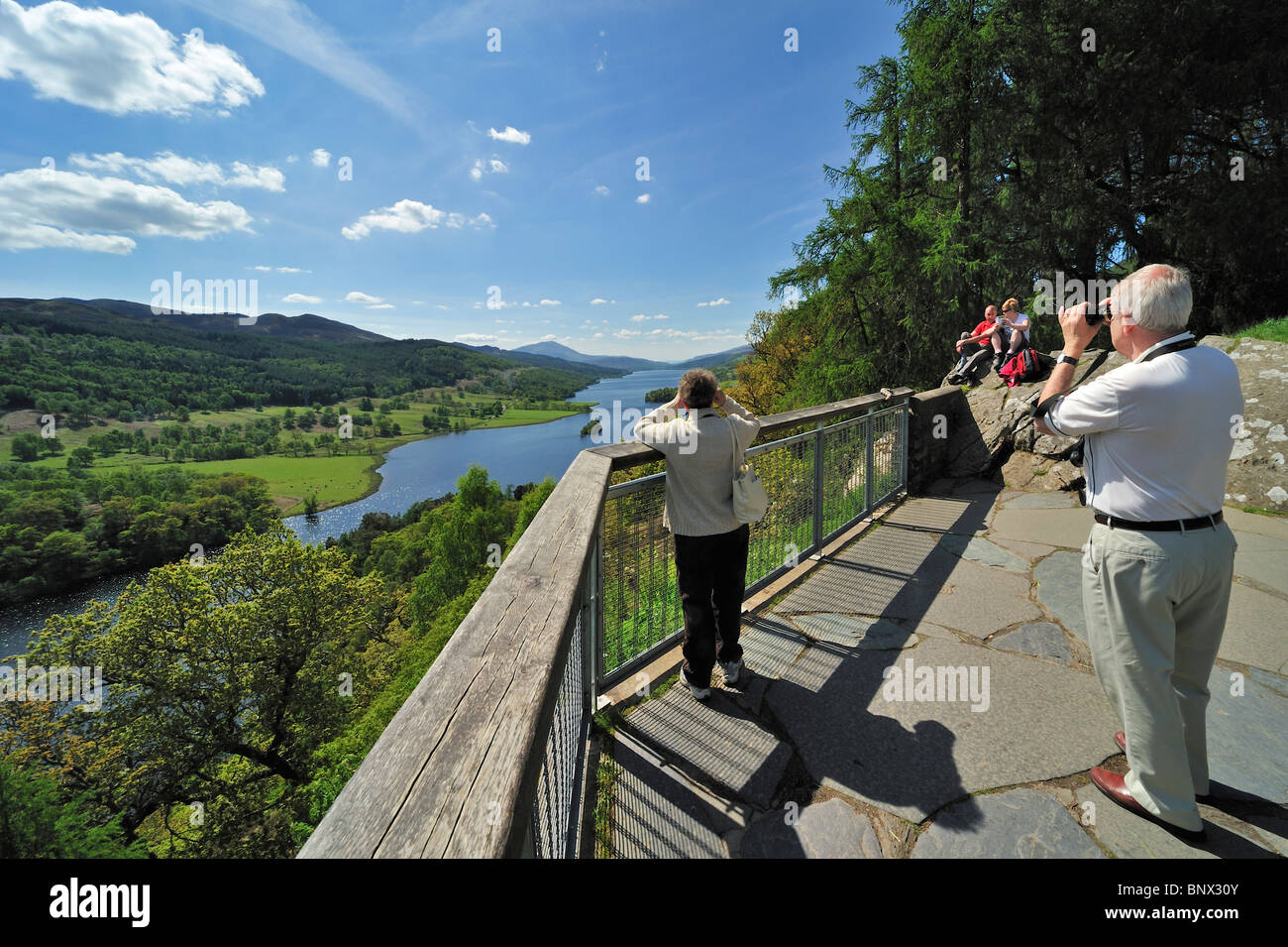I turisti che cercano sul Loch Tummel dalla Queen's View near Pitlochry in Perth and Kinross, Scotland, Regno Unito Foto Stock