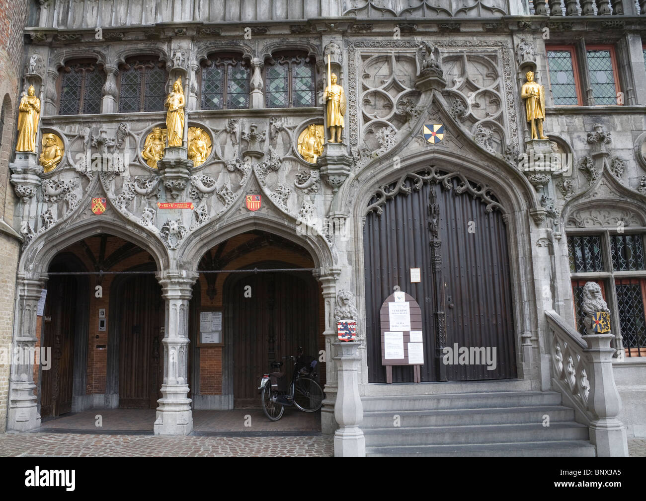 Bruges Belgio Europa piccole statue dorate all'entrata Basiliek van het Heilig Bloed Basilica del Sangue Sacro costruito 1534 Foto Stock