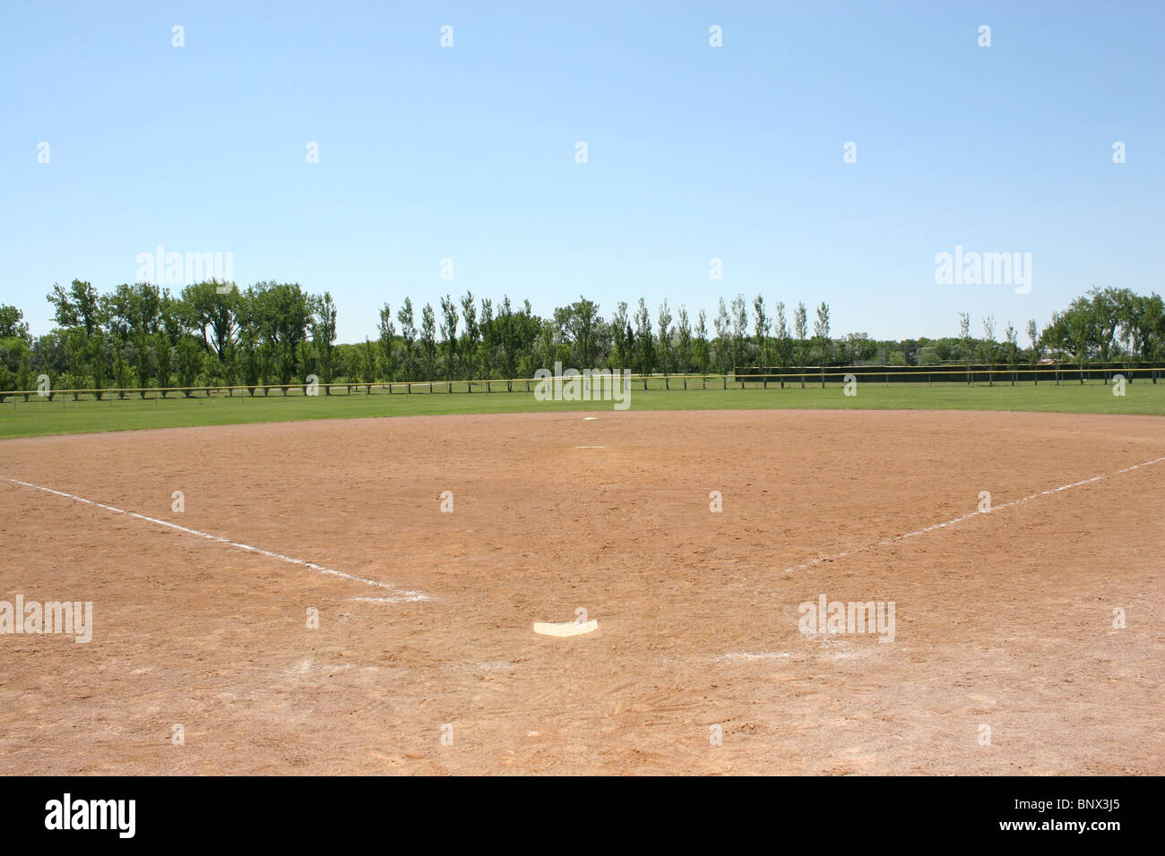 Campo da Baseball sotto i cieli blu Foto Stock
