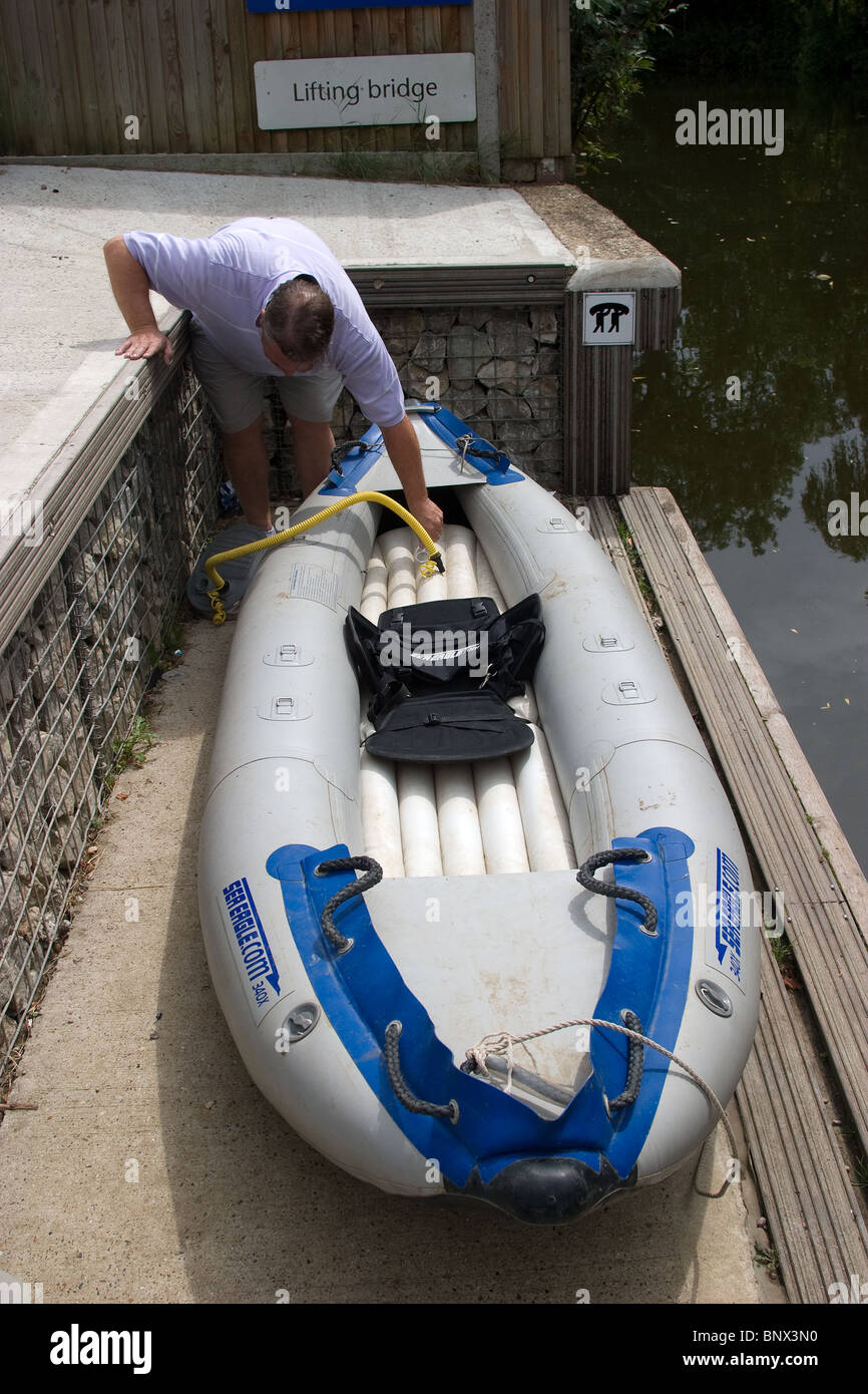 Canoa gonfiabile canoeist portage river il gonfiaggio Foto Stock