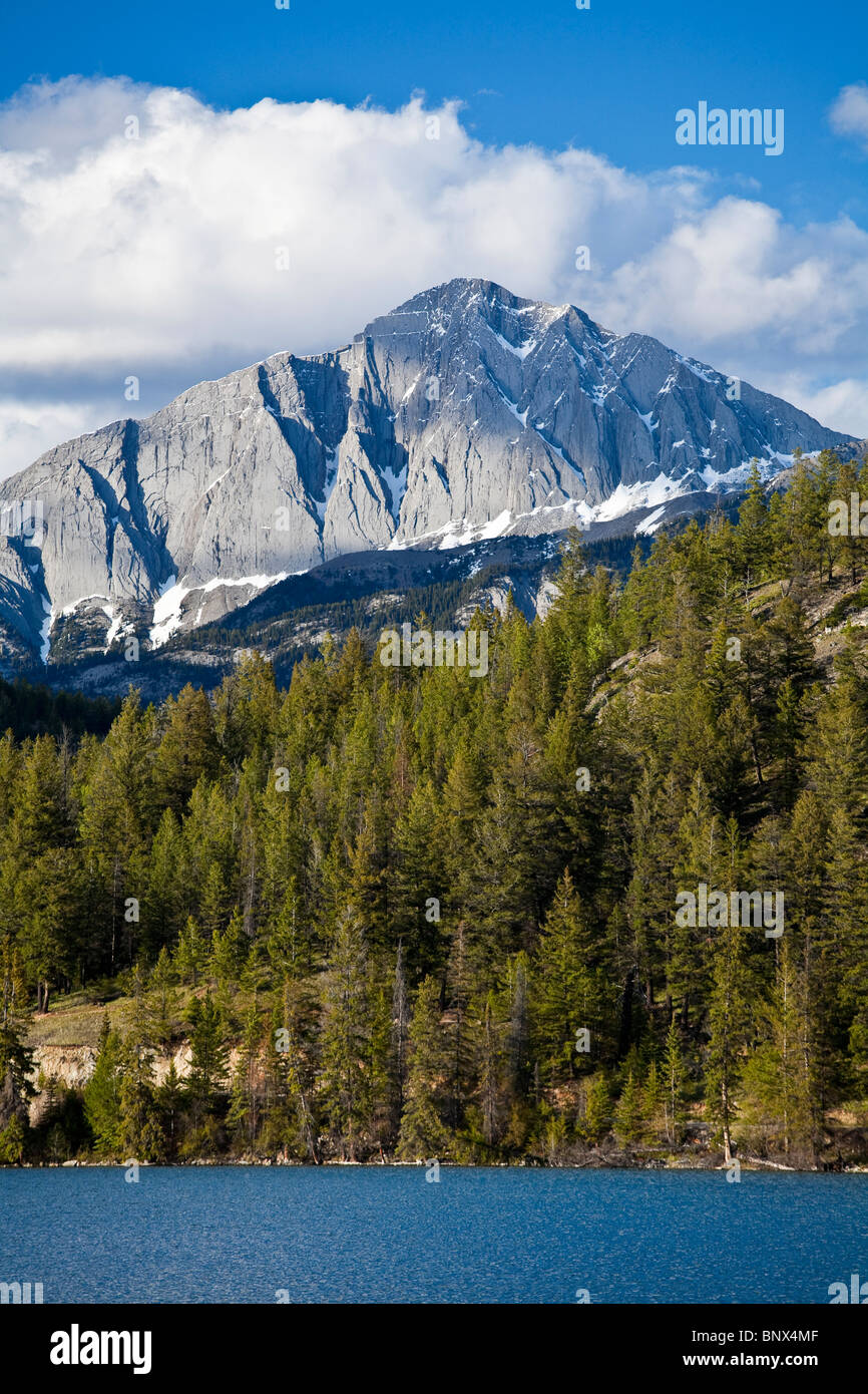 Lago Piramide guardando verso Hawk Mountain nella gamma di Colin del Parco Nazionale di Jasper Alberta Canada Foto Stock