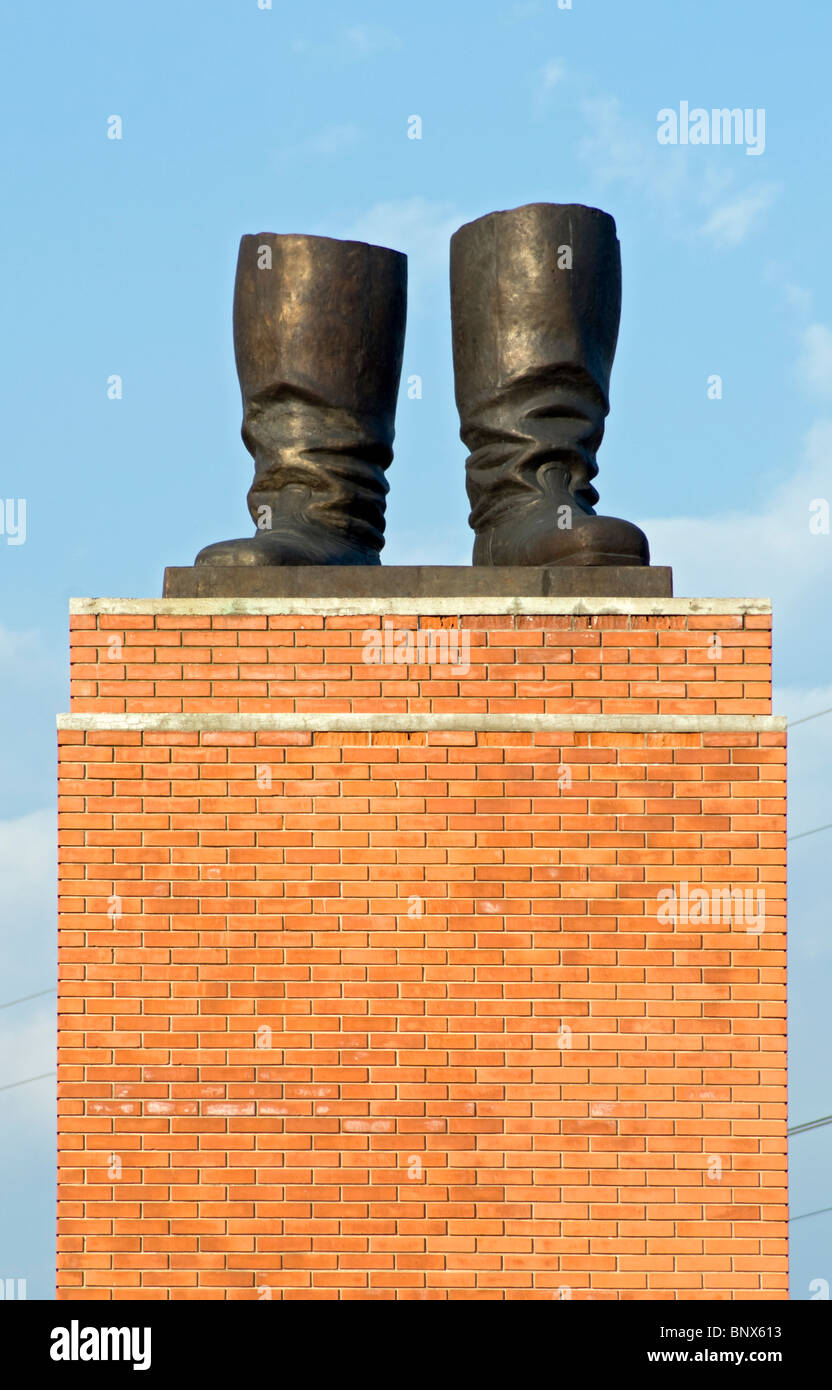 Stivali in bronzo della statua di Ákos Eleőd su Stalin in tribuna Memento Park (Szoborpark) a Budapest, Ungheria Foto Stock