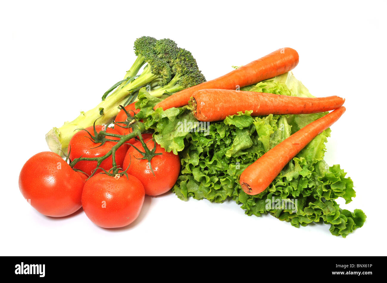 A foglia verde lattuga, broccoli, carote, pomodori e isolato su sfondo bianco. Foto Stock
