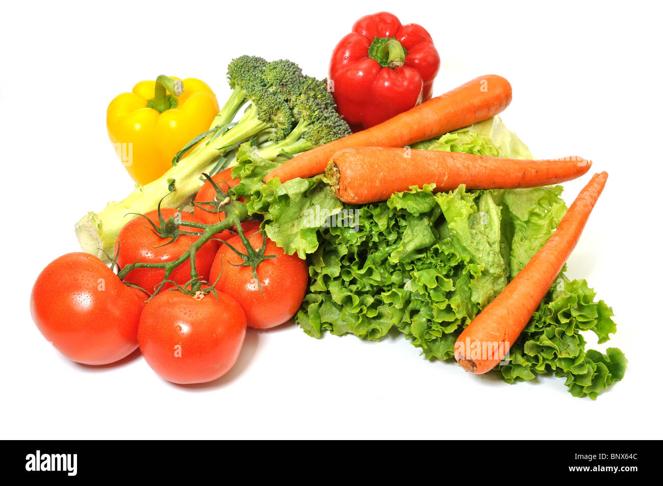 A foglia verde lattuga, pomodori, carote e peperoni isolato su sfondo bianco. Foto Stock
