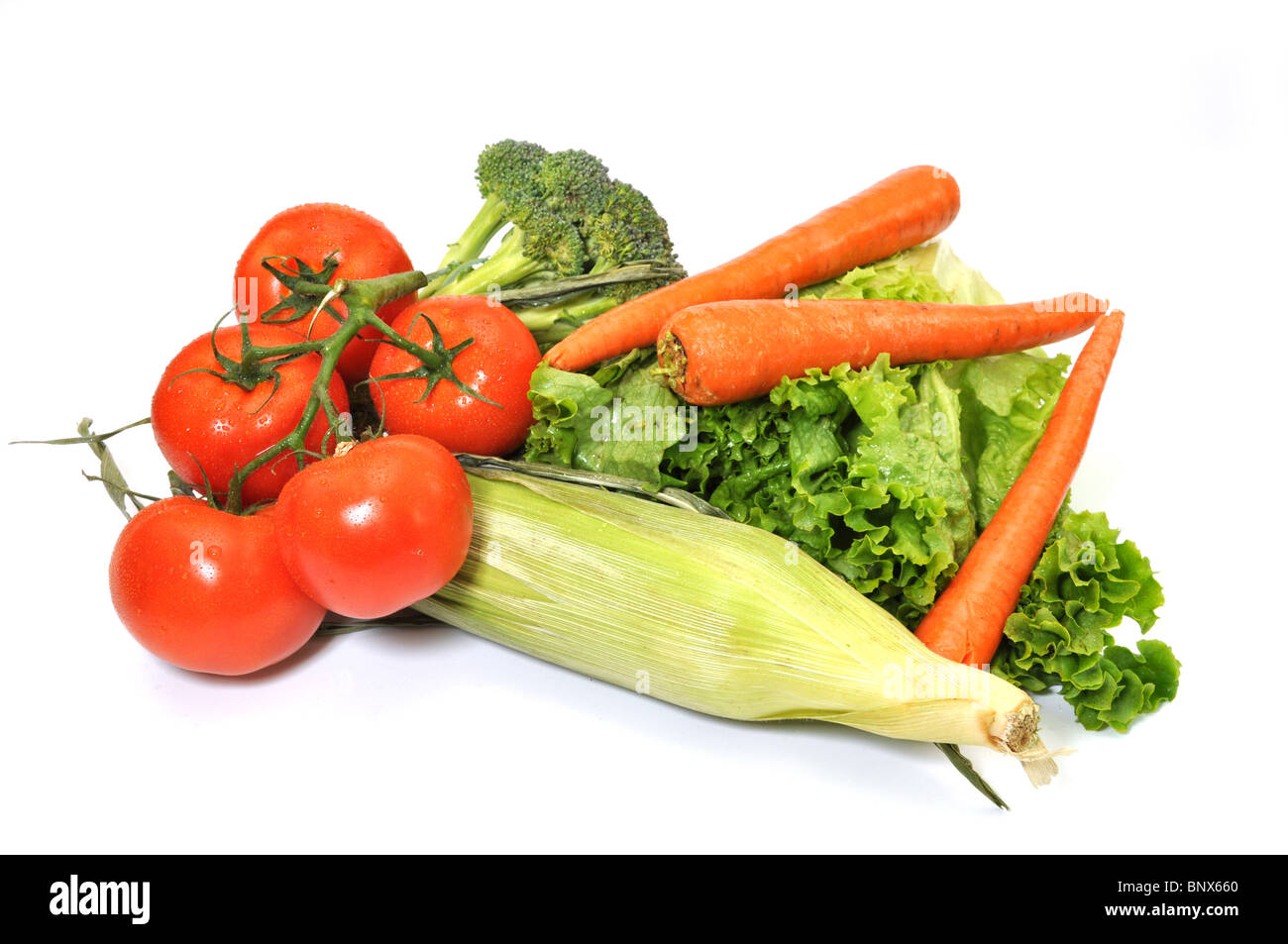 A foglia verde lattuga, pomodori, broccoli, carote e mais isolati su sfondo bianco. Foto Stock
