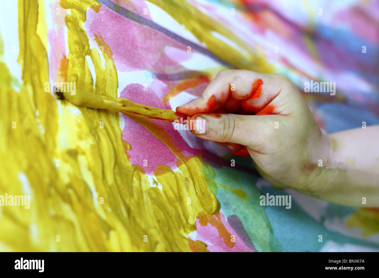 I bambini piccoli artisti della pittura spazzola a mano colorata arte acquerello Foto Stock