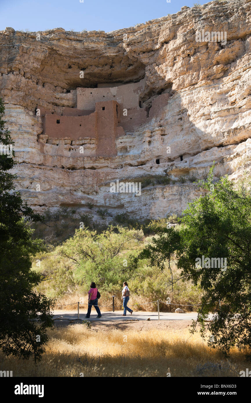 Verde Valley, Arizona, Stati Uniti d'America - Castello di Montezuma Parco nazionale storico indiani Sinagua cliff abitazione. Gli ospiti passano sul sentiero. Foto Stock