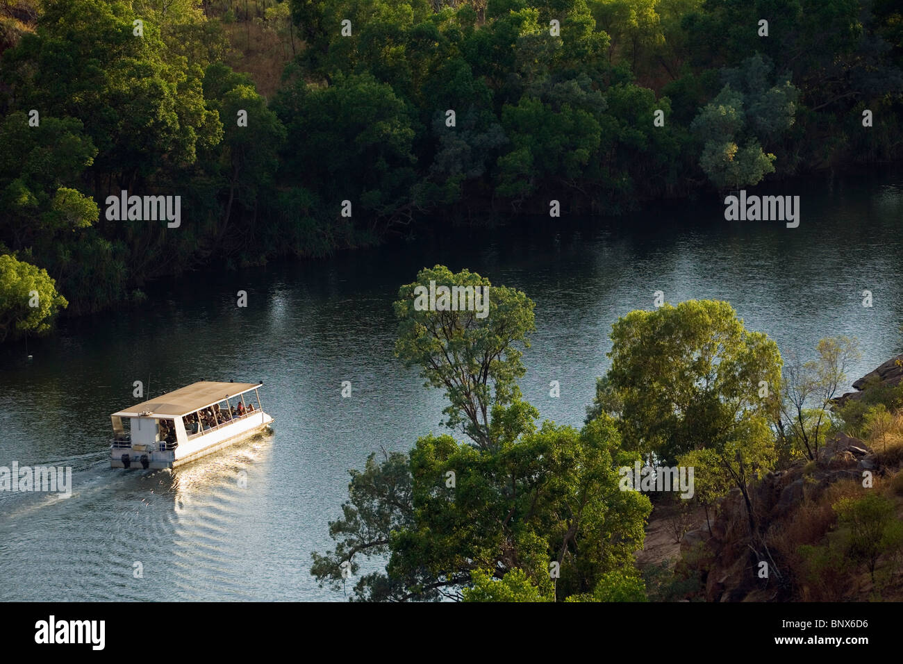 Imbarcazione turistica crociera nel Nitmiluk (Katherine Gorge) Parco Nazionale. Katherine River, Territorio del Nord, l'Australia. Foto Stock