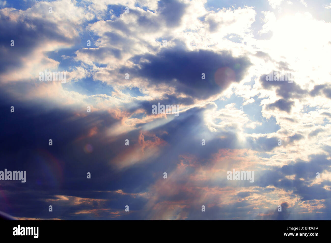 Cielo tempestoso con nuvole grigie nel pomeriggio Foto Stock