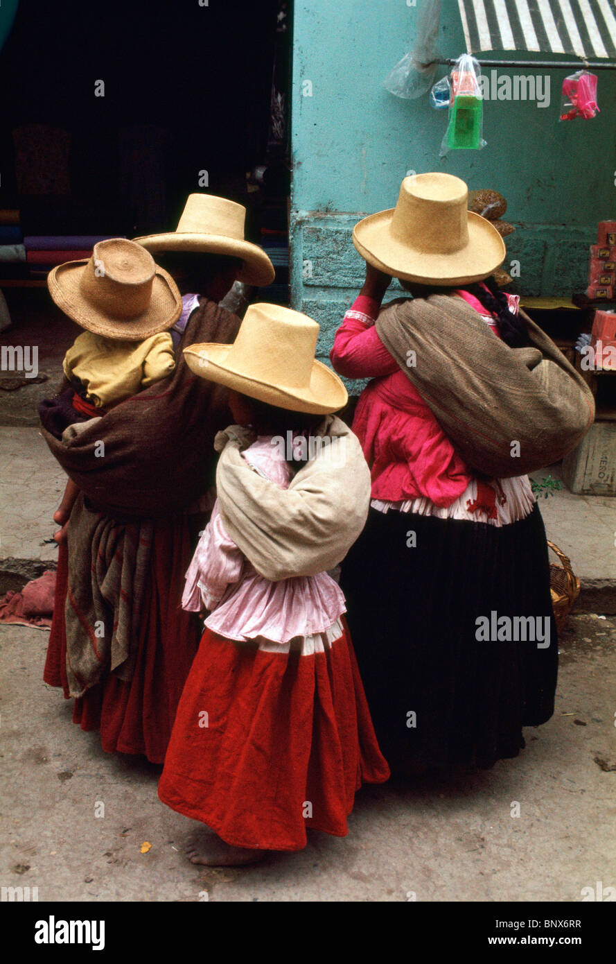 Le donne e i bambini, nativi di Cajamarca, Perù, indossare cappelli tipici  della regione Foto stock - Alamy