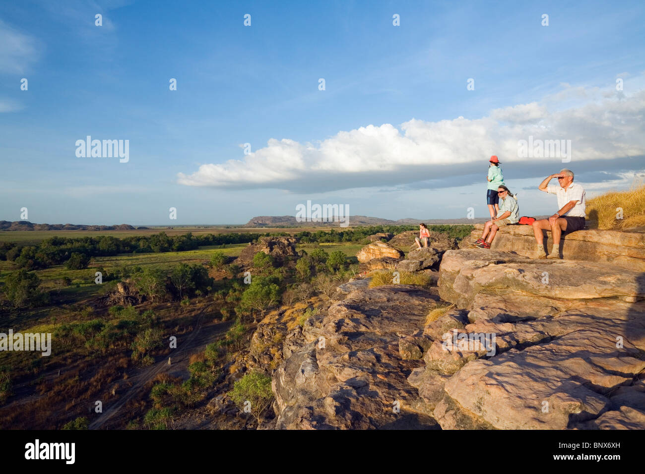 I turisti si affacciano sull'Nadab floodplain. Ubirr, Parco Nazionale Kakadu, Territorio del Nord, l'Australia. Foto Stock