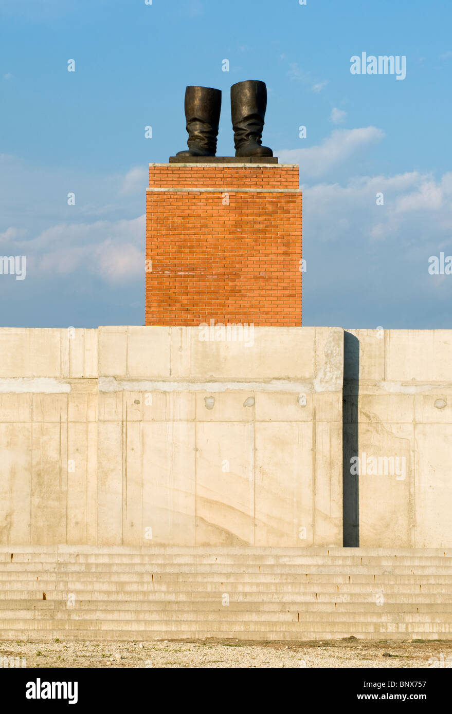 Stivali in bronzo della statua di Ákos Eleőd su Stalin in tribuna Memento Park (Szoborpark) a Budapest, Ungheria Foto Stock