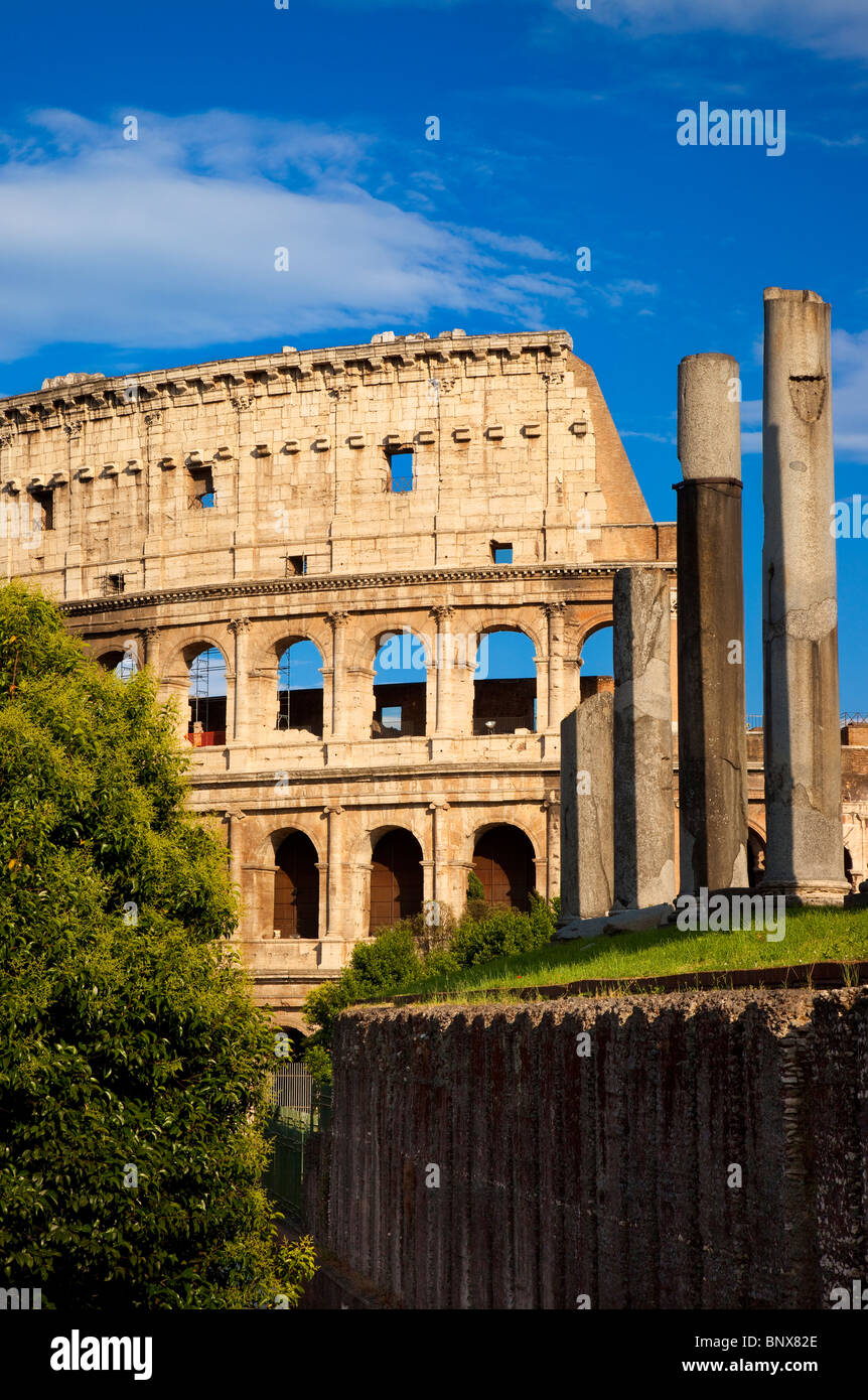 Colonne antiche che conduce al Colosseo, Roma Lazio Italia Foto Stock