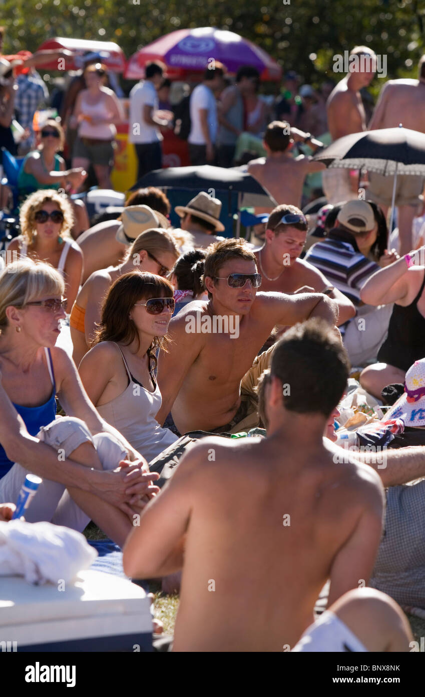 Festaioli a Mrs Macquaries Point per il cenone di fine anno sul porto di Sydney. Sydney, Nuovo Galles del Sud, Australia Foto Stock