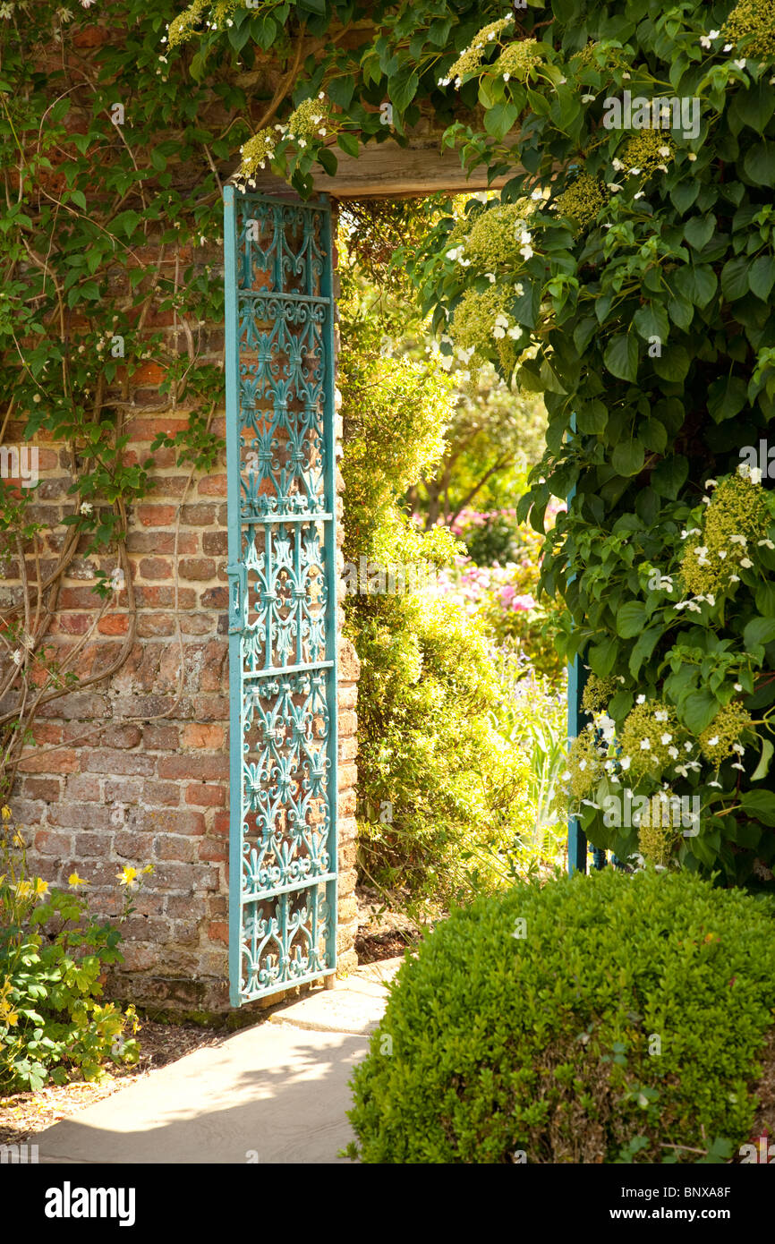 Garden Gate, il castello di Sissinghurst Gardens, Kent, Inghilterra Foto Stock