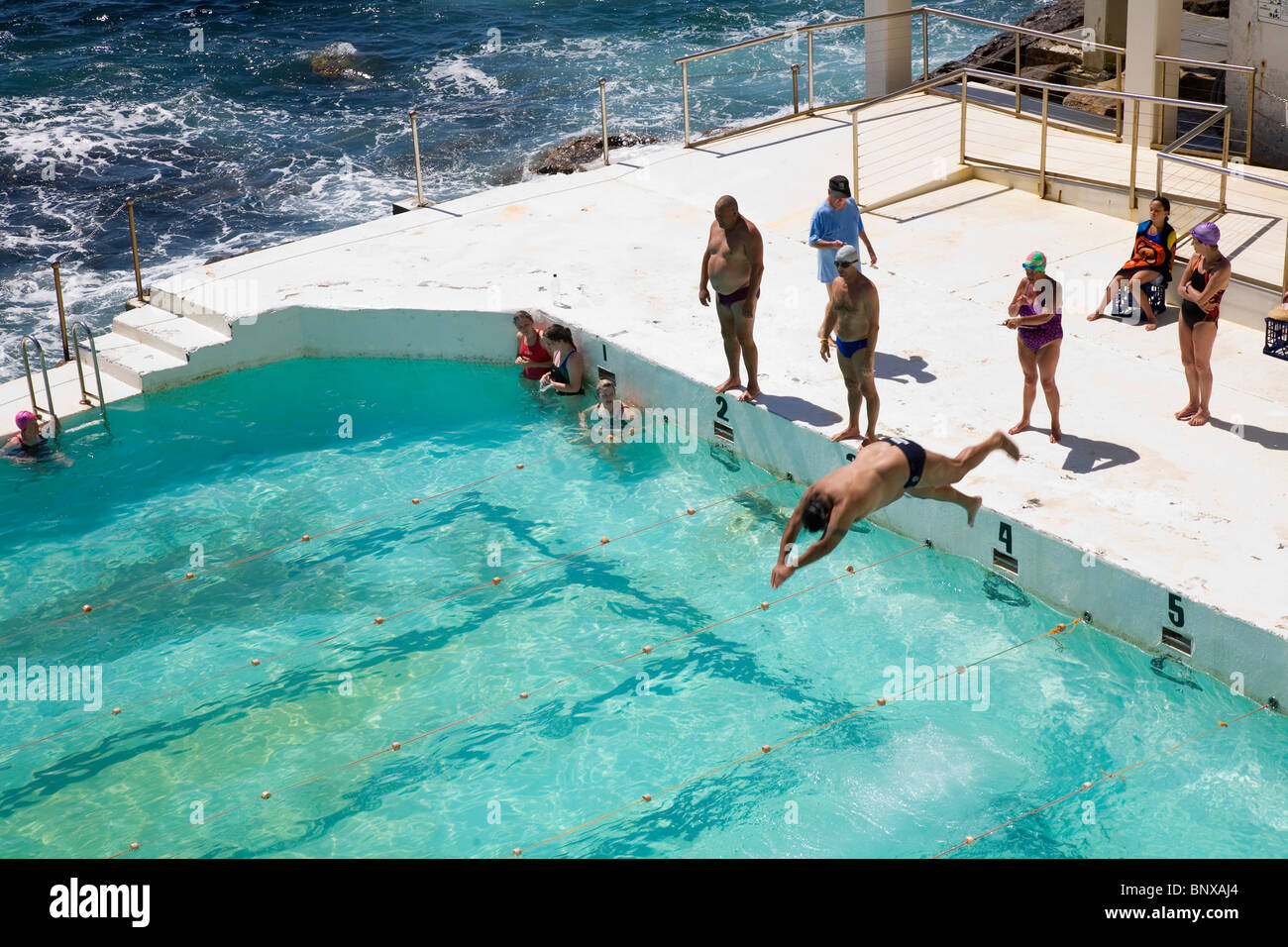 Nuotatori a Bondi iceberg piscina, noto anche come i bagni di Bondi. La spiaggia di Bondi, Sydney, Nuovo Galles del Sud, Australia Foto Stock