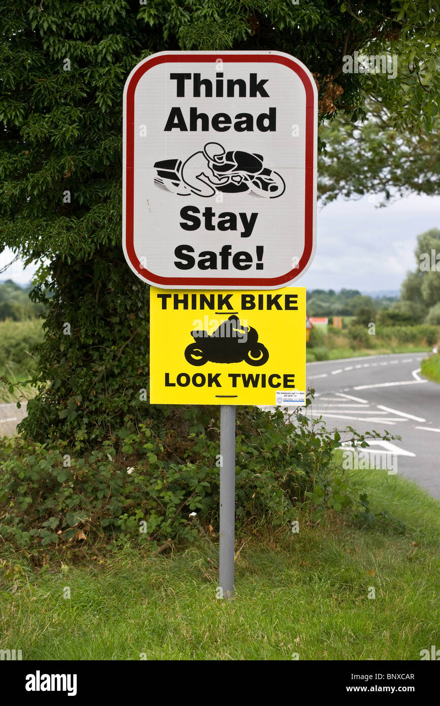 Think Ahead soggiorno strada sicuro segno di sicurezza volti a motociclette Foto Stock