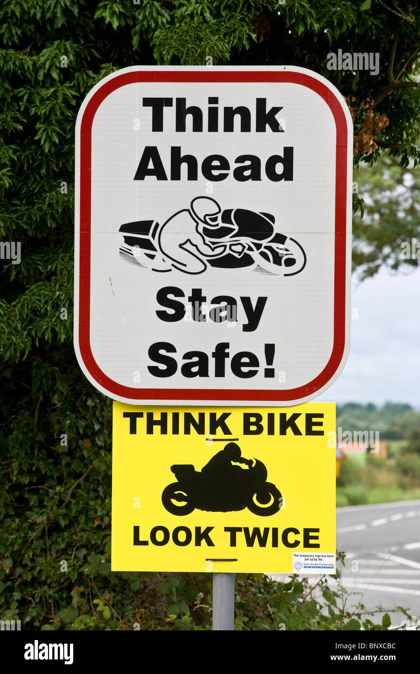 Think Ahead soggiorno strada sicuro segno di sicurezza volti a motociclette Foto Stock