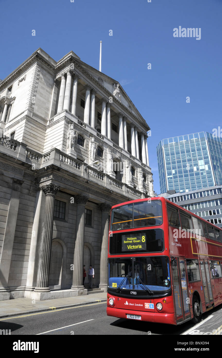 London bus e la Banca di Inghilterra e Royal Exchange edifici della città di Londra Foto Stock