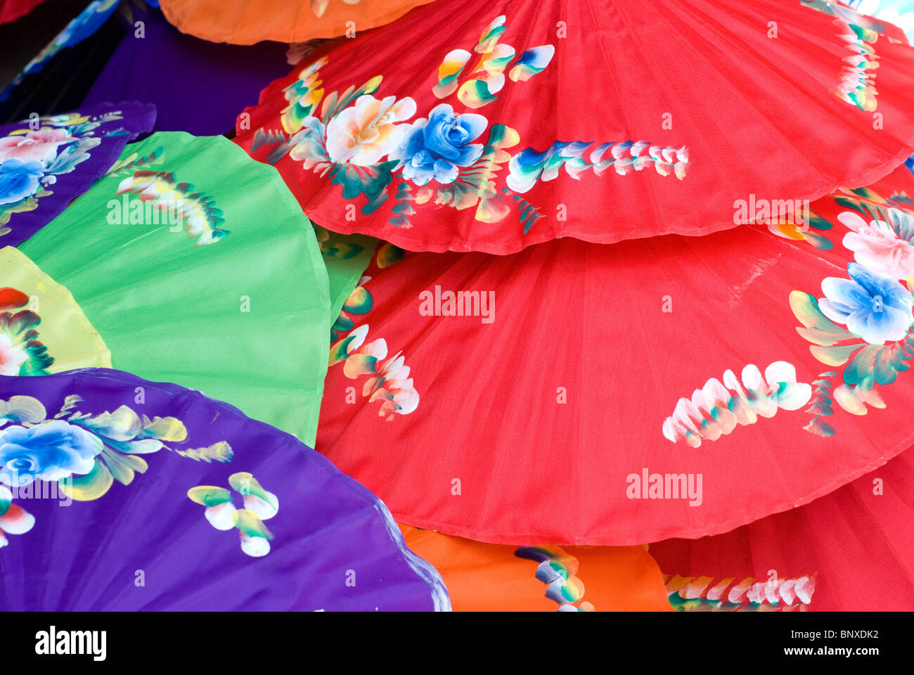 Dipinto a mano gli ombrelli di cotone in colori assortiti in Chiang Mai, Thailandia. Foto Stock