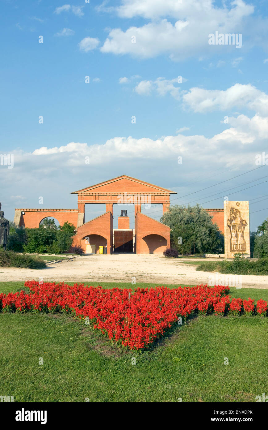 Ingresso principale e Rosso stella a cinque punte di fiori in statua (Memento) Park (Szoborpark) a Budapest, Ungheria Foto Stock
