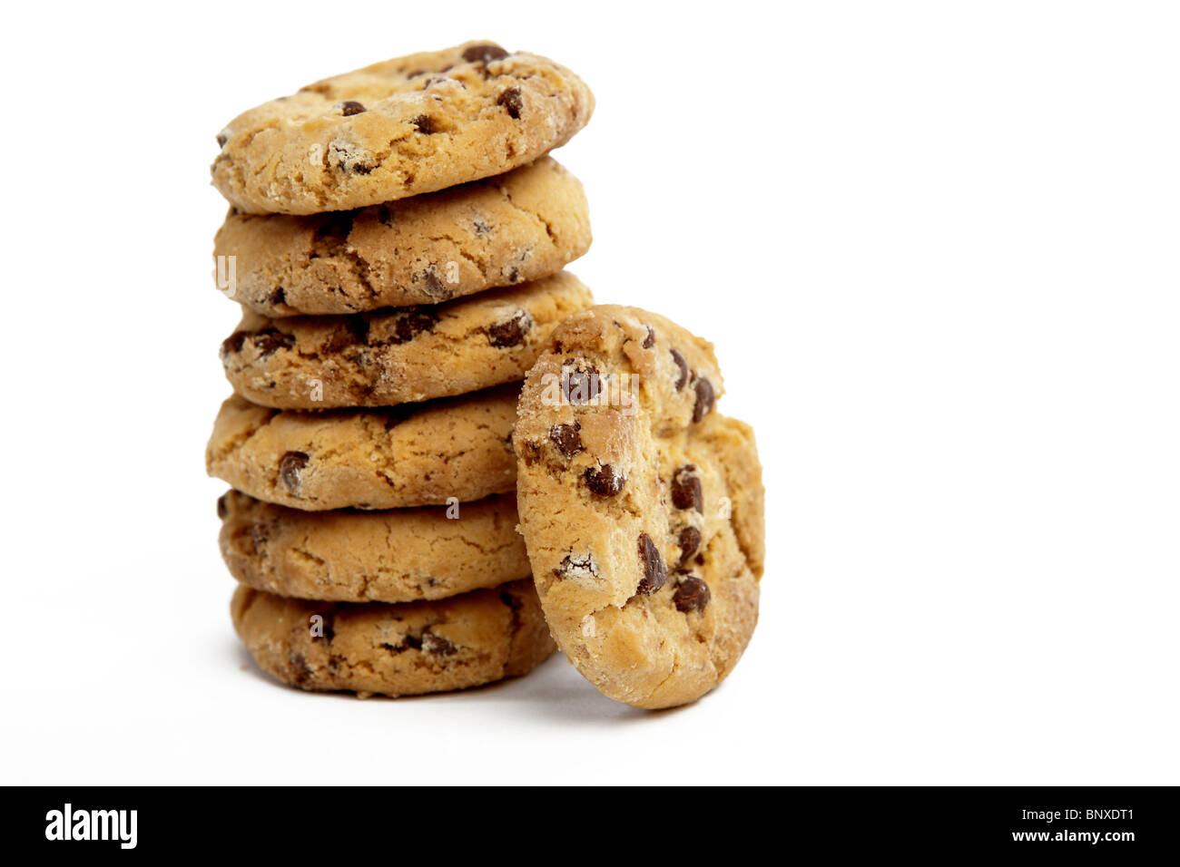 I biscotti al cioccolato in una pila su un bianco sfondo isolato Foto Stock