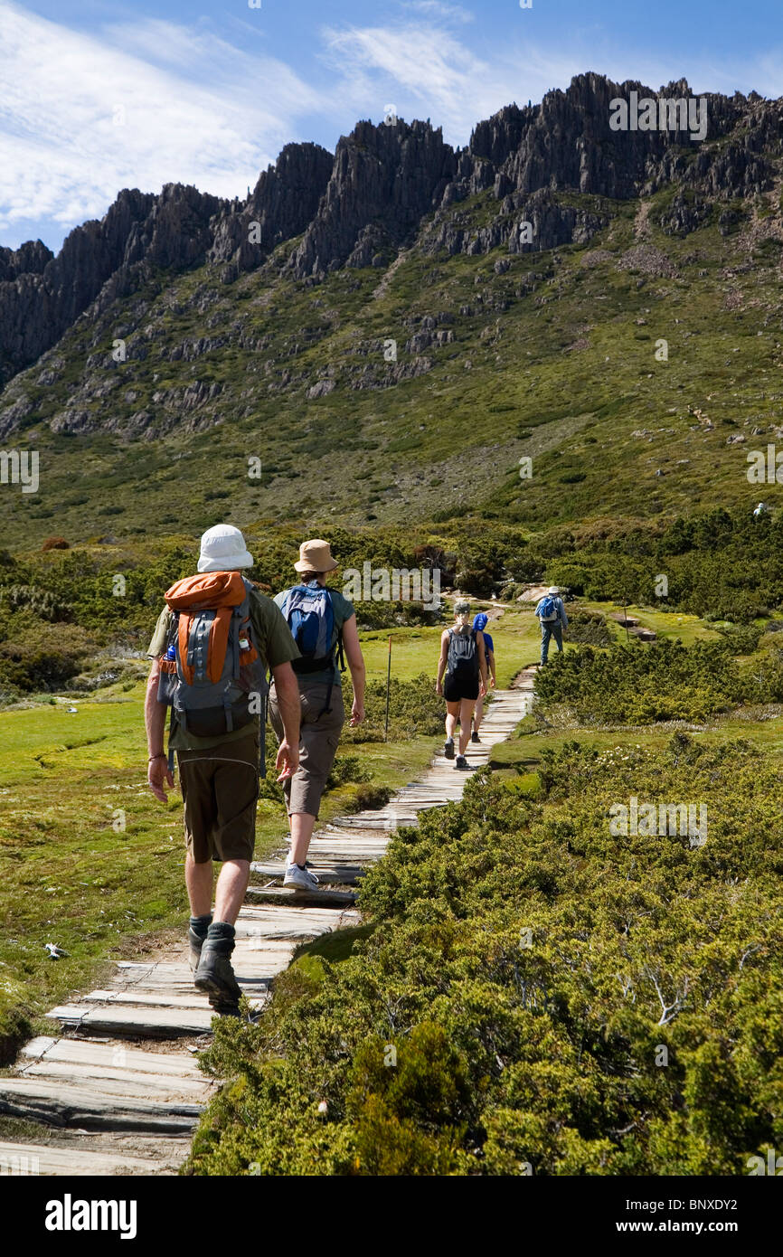 Gli escursionisti sul sentiero del vertice. Cradle Mountain-Lake St Clair National Park, la Tasmania, Australia Foto Stock